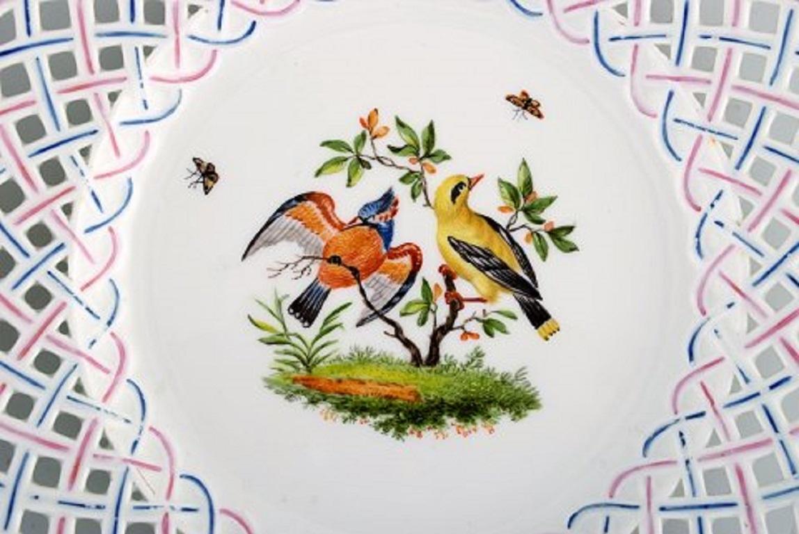 Four antique pierced Meissen plates with hand painted bird motifs, mid-19th century.
Measures: 23.5 cm.
In very good condition.
Stamped.
2nd factory quality.

  
