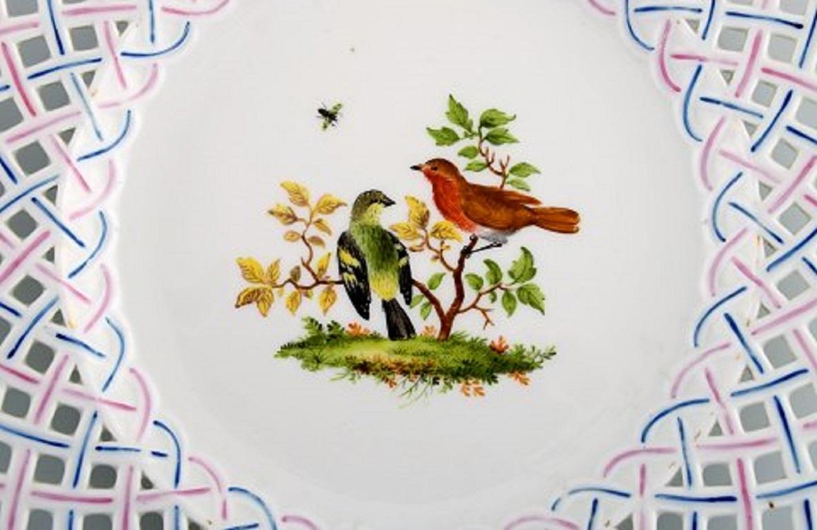 Biedermeier Quatre assiettes Meissen anciennes percées à motifs d'oiseaux peints à la main en vente