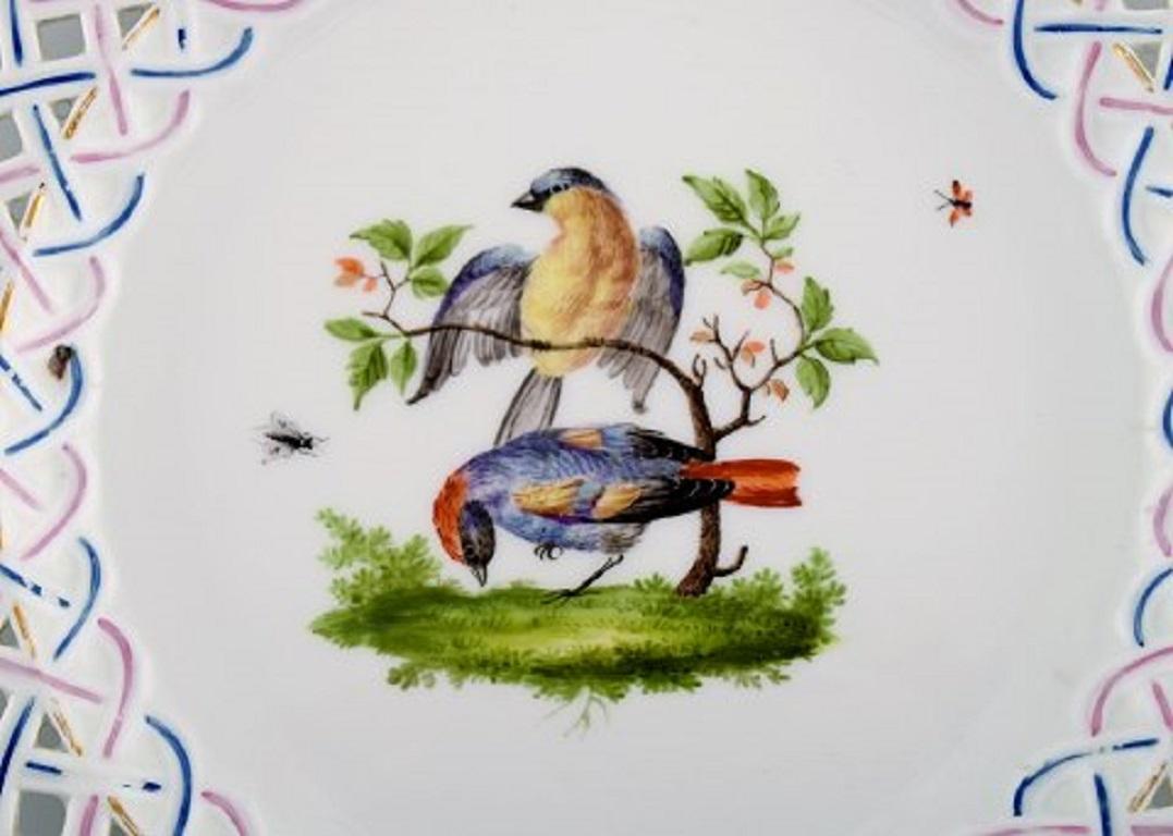 Allemand Quatre assiettes Meissen anciennes percées à motifs d'oiseaux peints à la main en vente