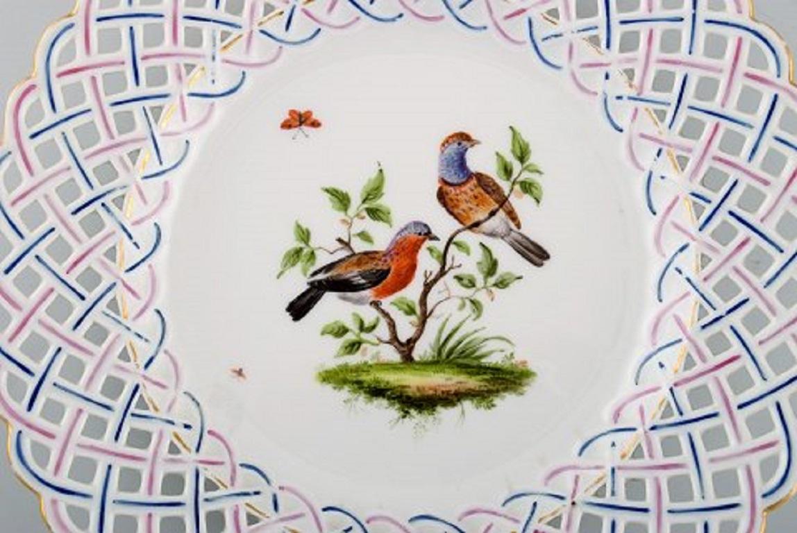 Quatre assiettes Meissen anciennes percées à motifs d'oiseaux peints à la main Bon état - En vente à Copenhagen, DK