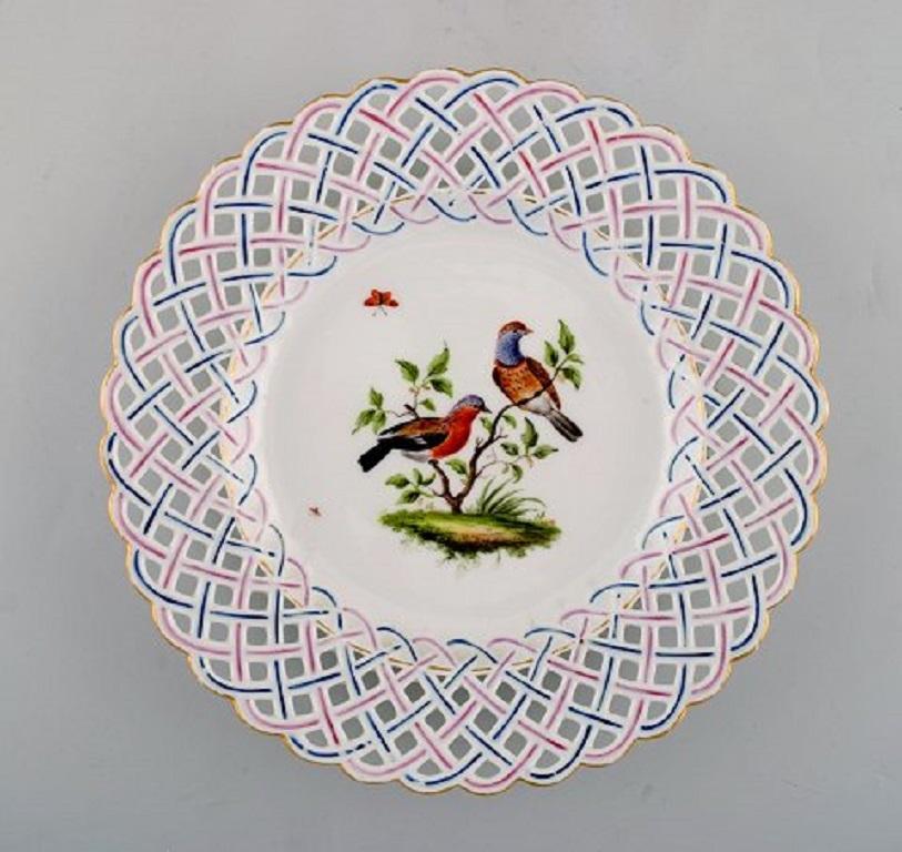 Porcelaine Quatre assiettes Meissen anciennes percées à motifs d'oiseaux peints à la main en vente