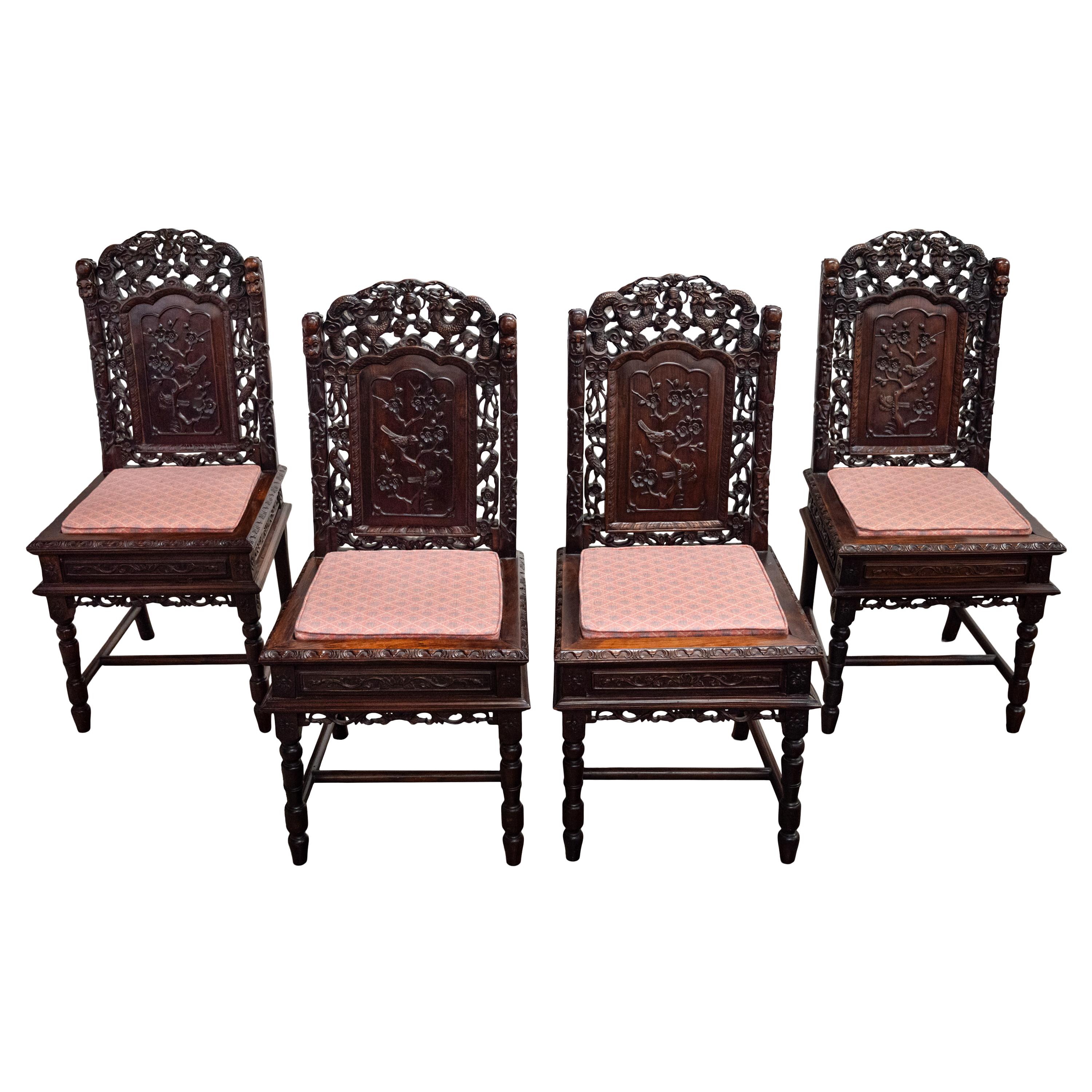 Vier antike Qing Dynasty Chinese Carved Rosewood Side Dining Dragon Chairs 1880 (Chinesischer Export) im Angebot