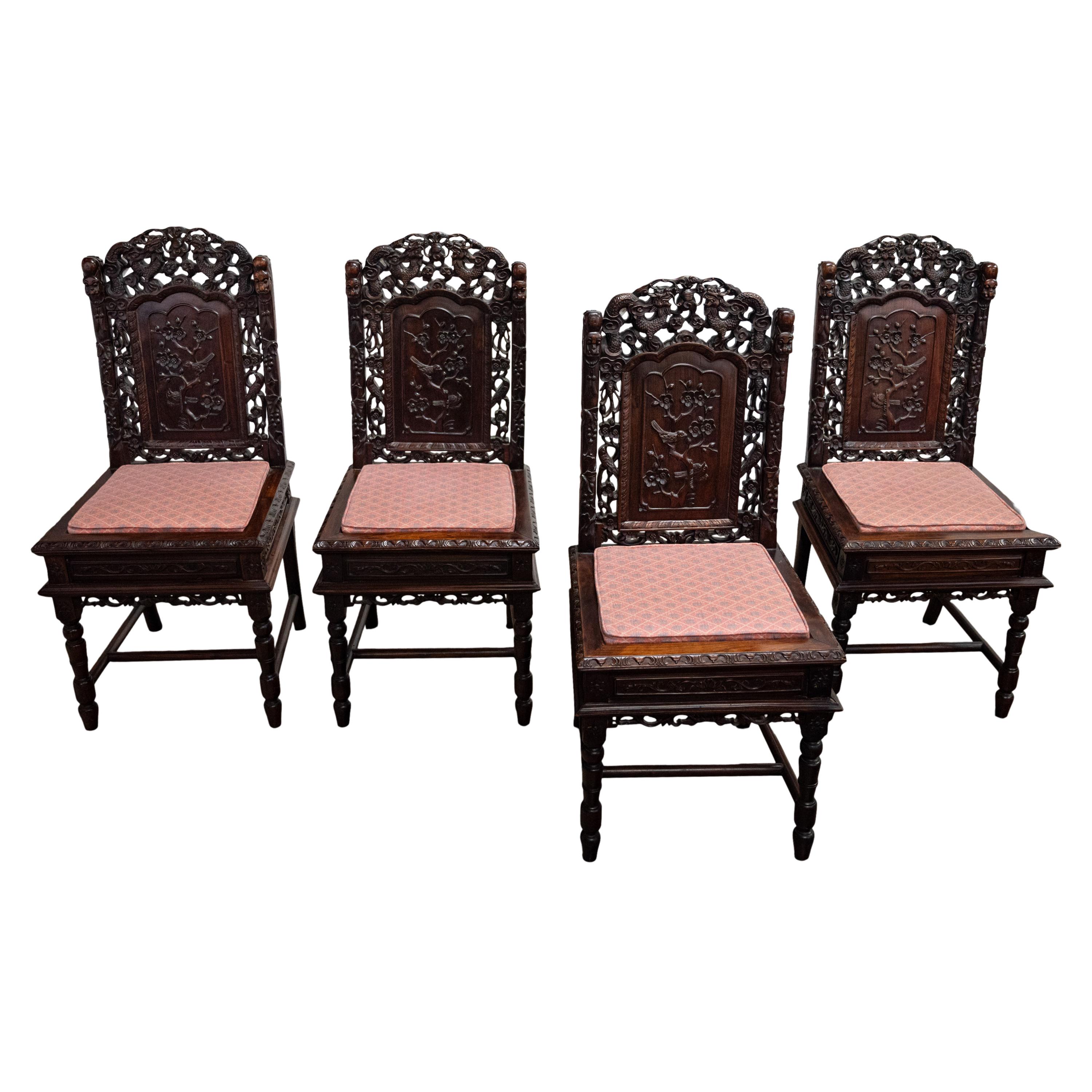 Vier antike Qing Dynasty Chinese Carved Rosewood Side Dining Dragon Chairs 1880 (Geschnitzt) im Angebot