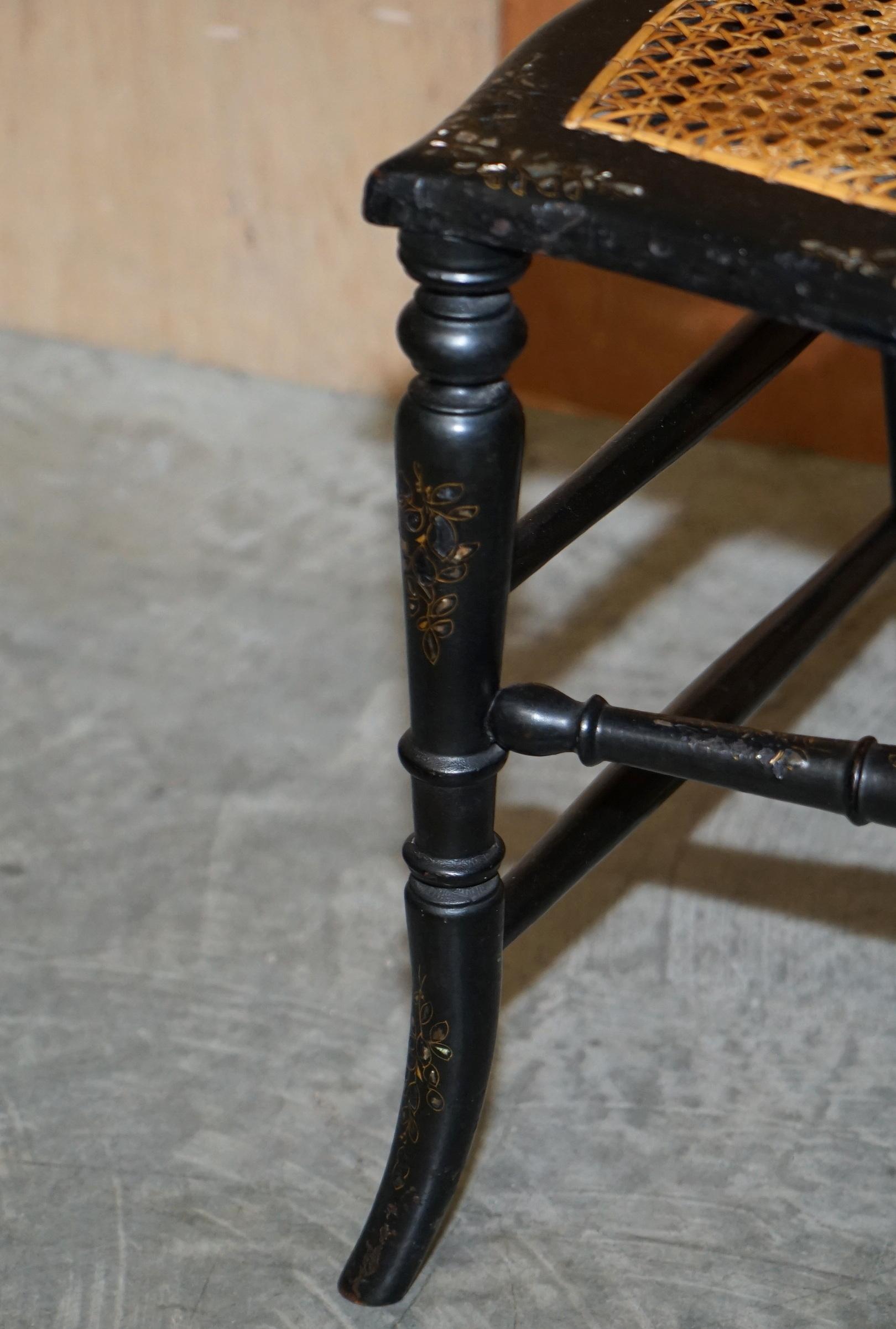Quatre chaises Bergères d'appoint anciennes de style Régence en nacre et ébène pour les côtés en vente 3