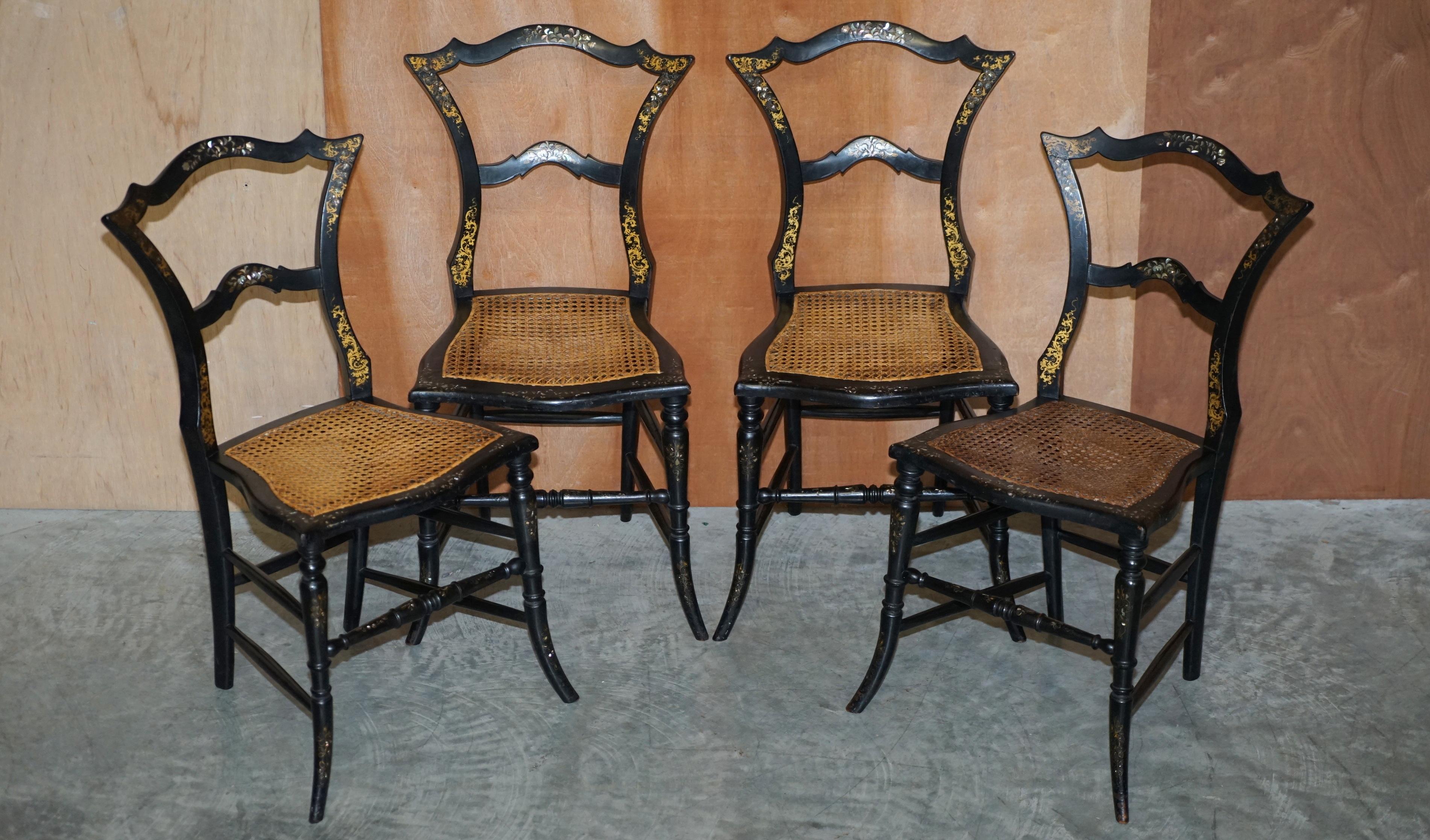 Wir freuen uns, Ihnen diese schöne Garnitur von originalen Regency-Stühlen (ca. 1810-1820) aus Ebenholz mit Perlmutt-Intarsien zum Kauf anbieten zu können

Eine sehr gut aussehende, gut gemachte und dekorative Stuhlgruppe. In Wahrheit habe ich