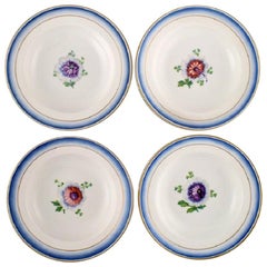 Quatre assiettes profondes anciennes Royal Copenhagen en porcelaine peintes à la main