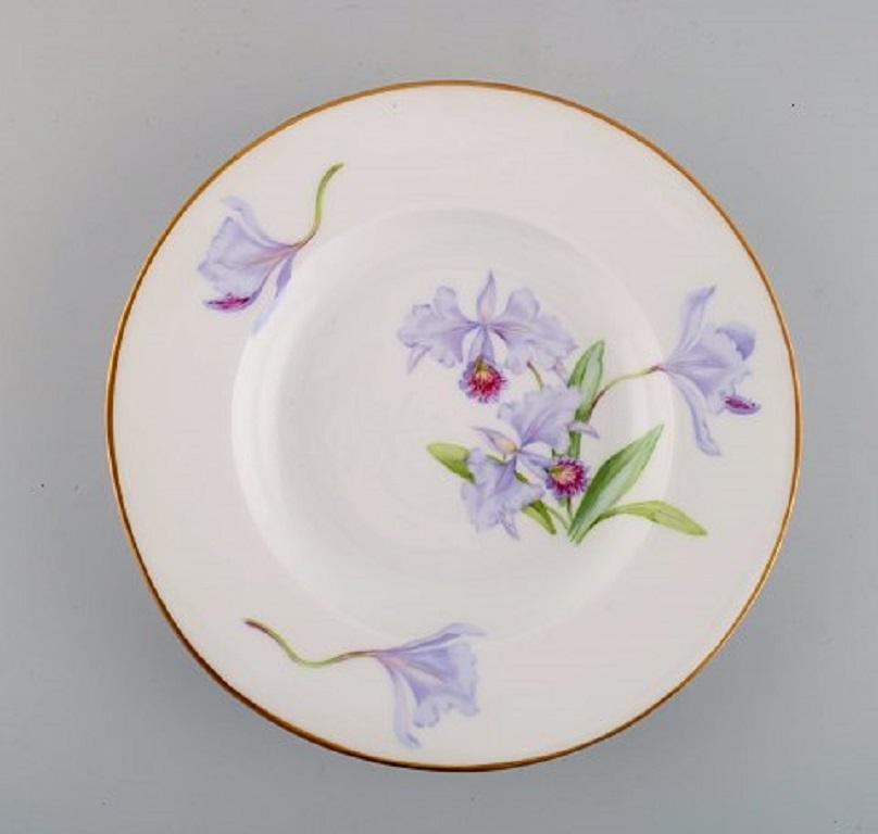 Four antique Royal Copenhagen deep plates in porcelain with hand-painted flowers and gold edge,
Early 20th century. Model number 72/10515.
Measures: 24.7 x 4.5 cm.
In excellent condition.
Stamped.
1st factory quality.