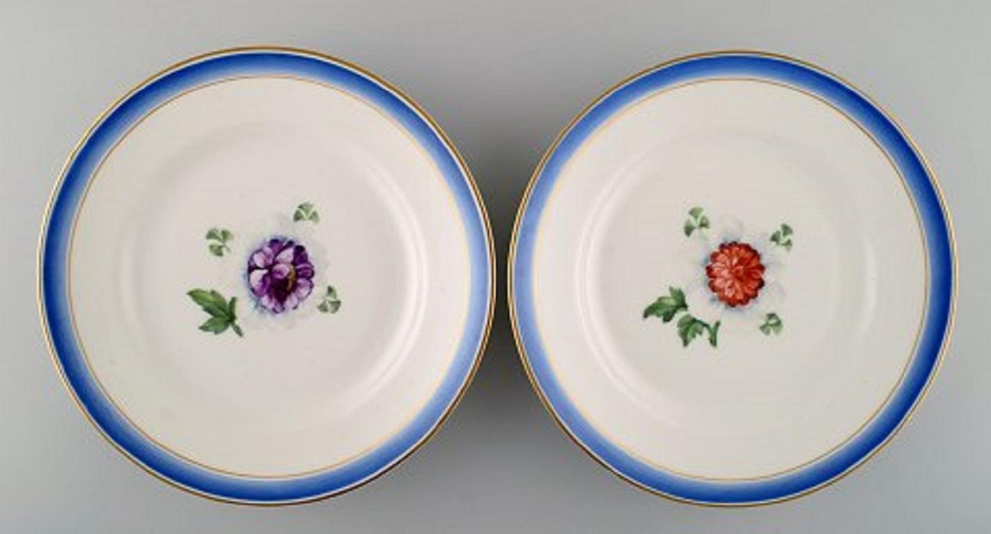 Four antique Royal Copenhagen plates in hand painted porcelain with flowers and blue border with gold. Model number 592/9051, late 19th century.
Measures: Diameter 23.5 cm.
1st and 2nd factory quality.
In very good condition.
Stamped.