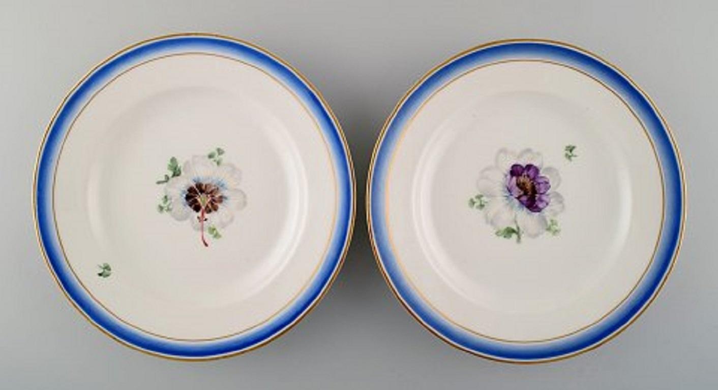 Quattro piatti antichi di Royal Copenhagen in porcellana dipinta a mano con fiori e bordo blu con oro. Numero di modello 592/9052, fine del XIX secolo.
Misure: Diametro 20,5 cm.
Prima qualità di fabbrica.
In ottime condizioni.
Timbrato.