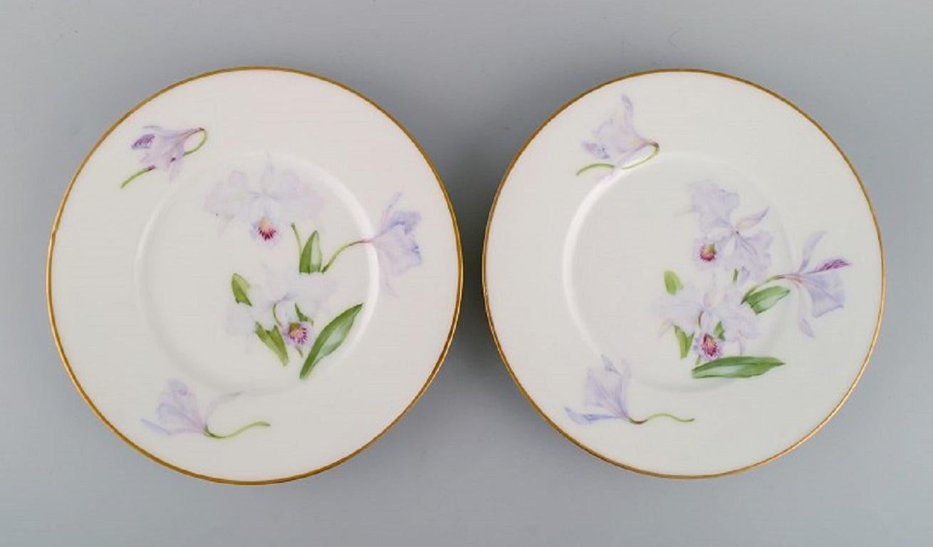 Four antique unique Royal Copenhagen plates in porcelain with hand-painted purple iris flowers. 
Model number 72/10520. 
circa 1910.
Diameter: 22 cm.
In excellent condition.
Stamped.
1st factory quality.