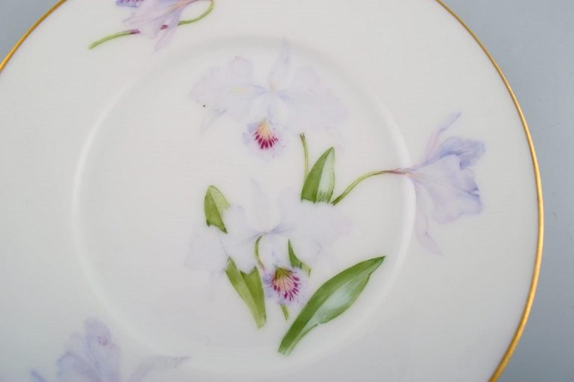Peint à la main Quatre assiettes anciennes uniques Royal Copenhagen en porcelaine avec fleurs d'Iris en vente