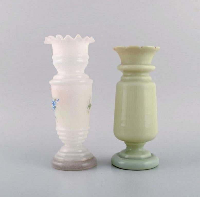 Inconnu Quatre vases anciens en verre d'art opale peint à la main et soufflé à la bouche, env. 1900 en vente
