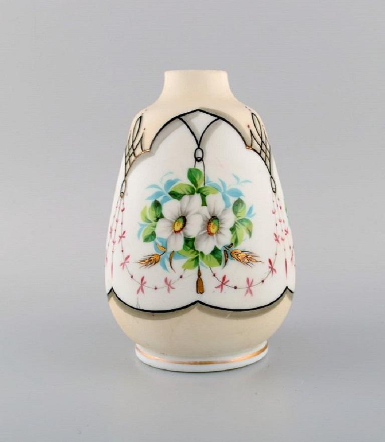 Quatre vases anciens en verre d'art opale peint à la main et soufflé à la bouche, env. 1900 Excellent état - En vente à Copenhagen, DK