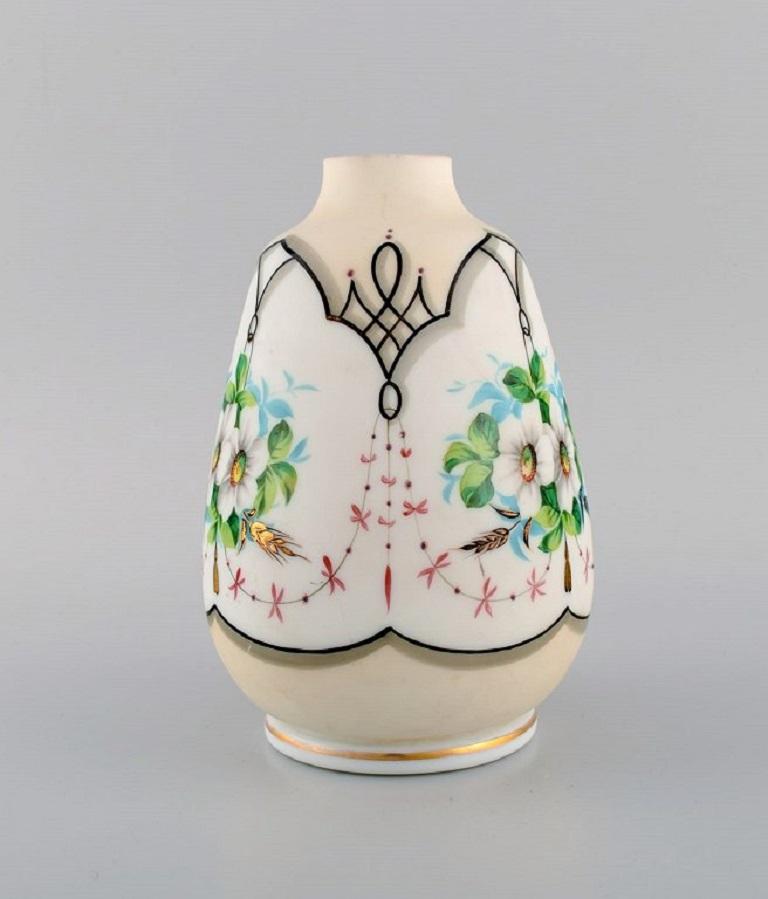 Début du 20ème siècle Quatre vases anciens en verre d'art opale peint à la main et soufflé à la bouche, env. 1900 en vente