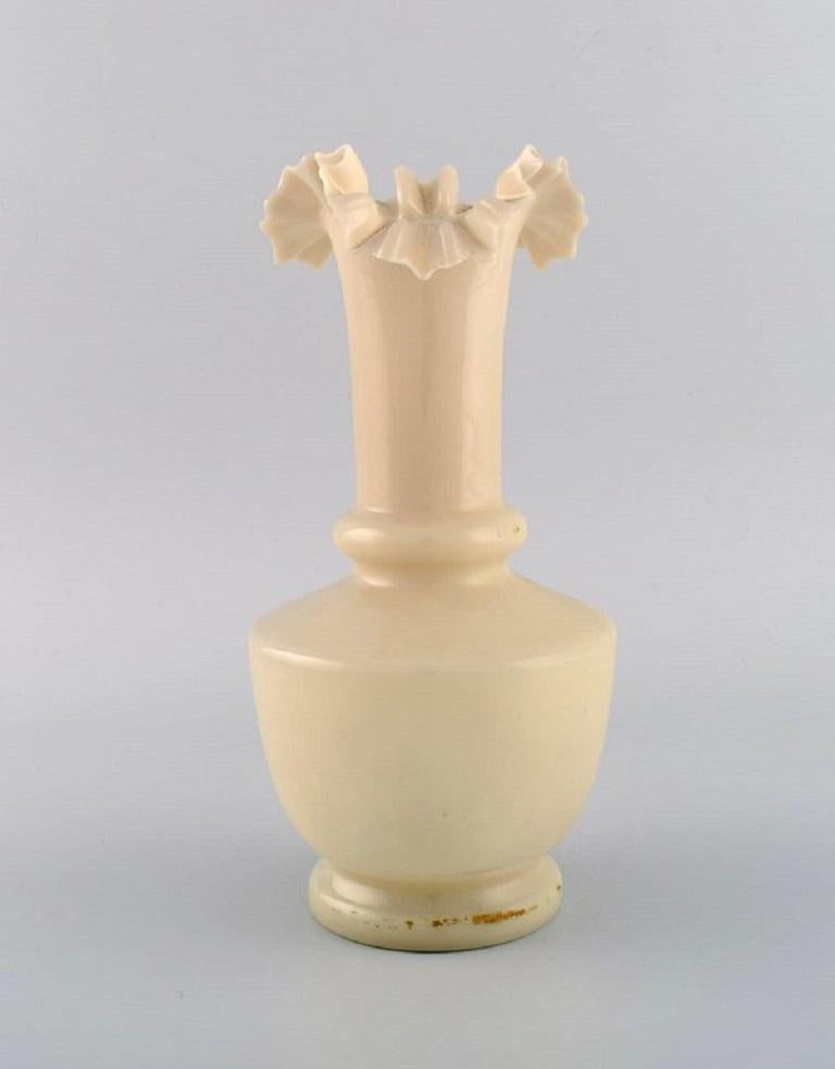 Verre opalin Quatre vases anciens en verre d'art opale peint à la main et soufflé à la bouche, env. 1900 en vente