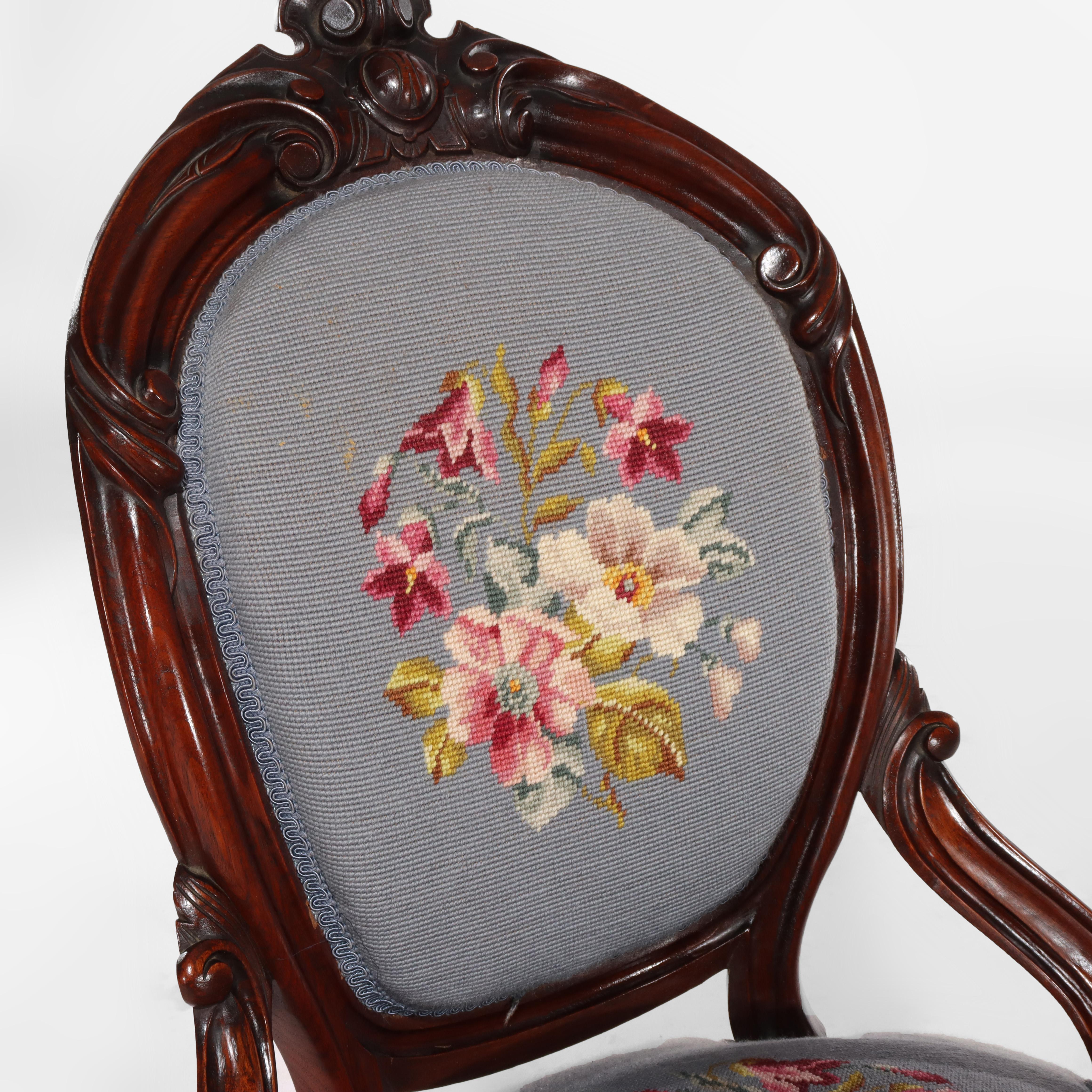 Quatre anciennes chaises de salon victoriennes en noyer sculpté et à décor floral à l'aiguille c1890 en vente 5