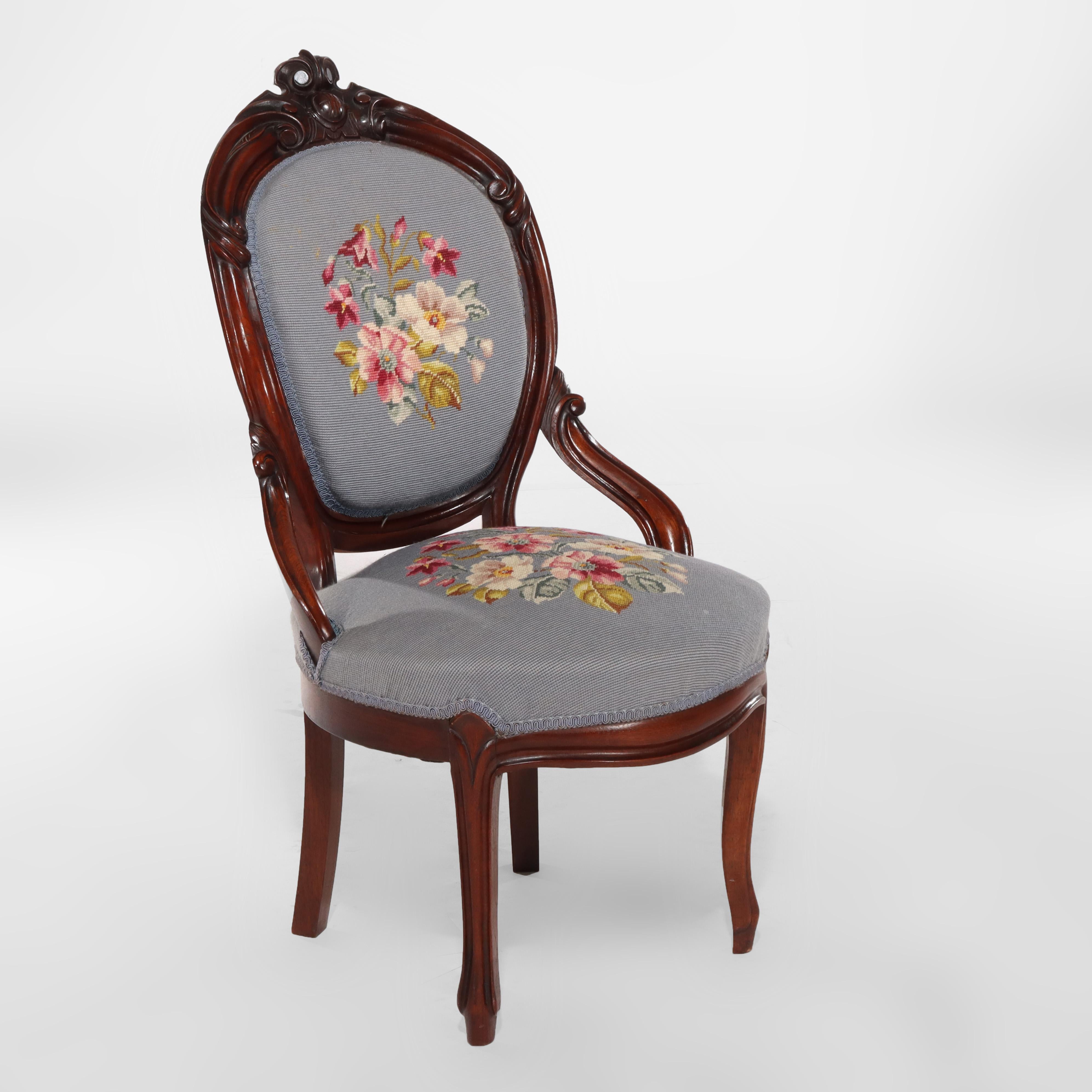 Quatre anciennes chaises de salon victoriennes en noyer sculpté et à décor floral à l'aiguille c1890 en vente 6
