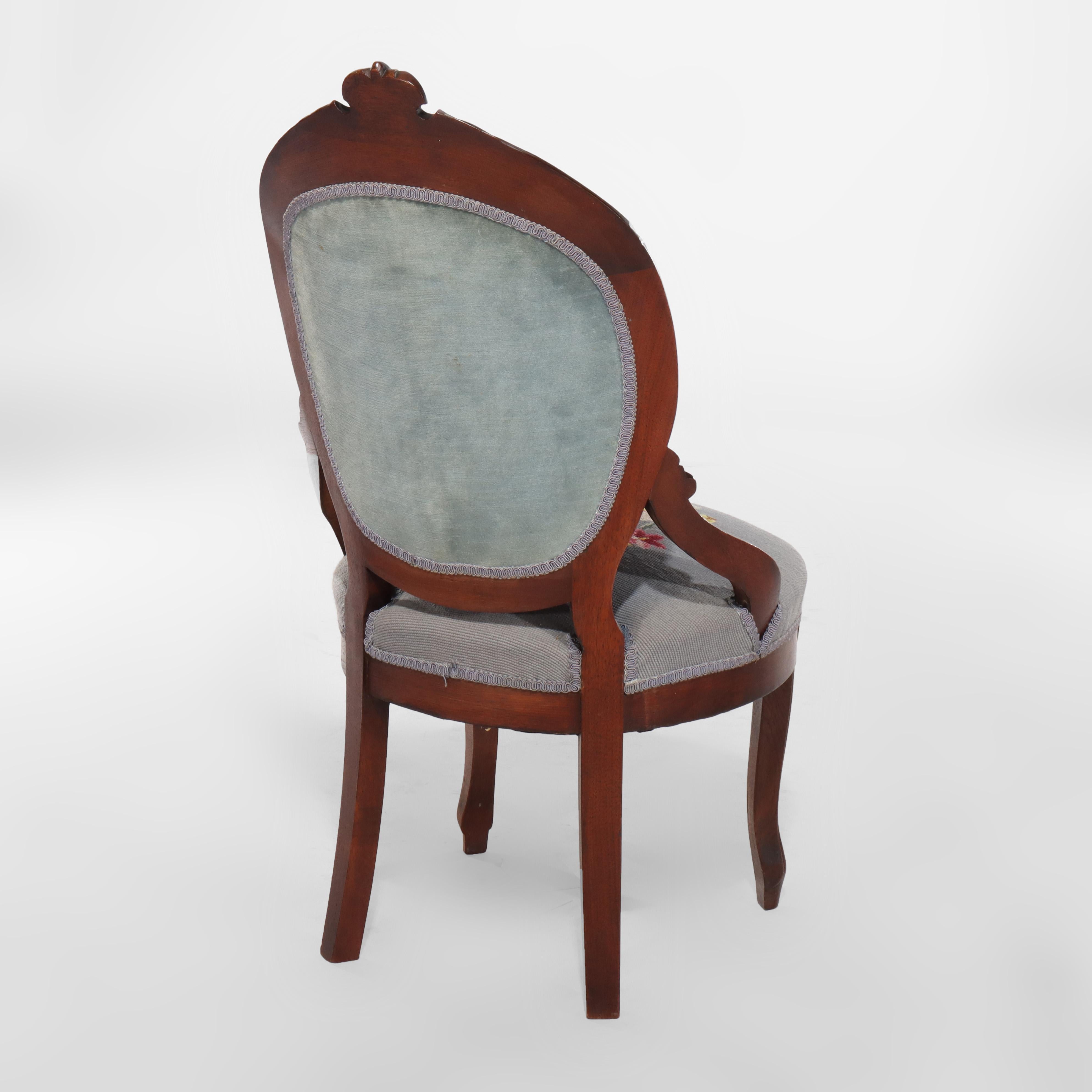 Quatre anciennes chaises de salon victoriennes en noyer sculpté et à décor floral à l'aiguille c1890 en vente 7