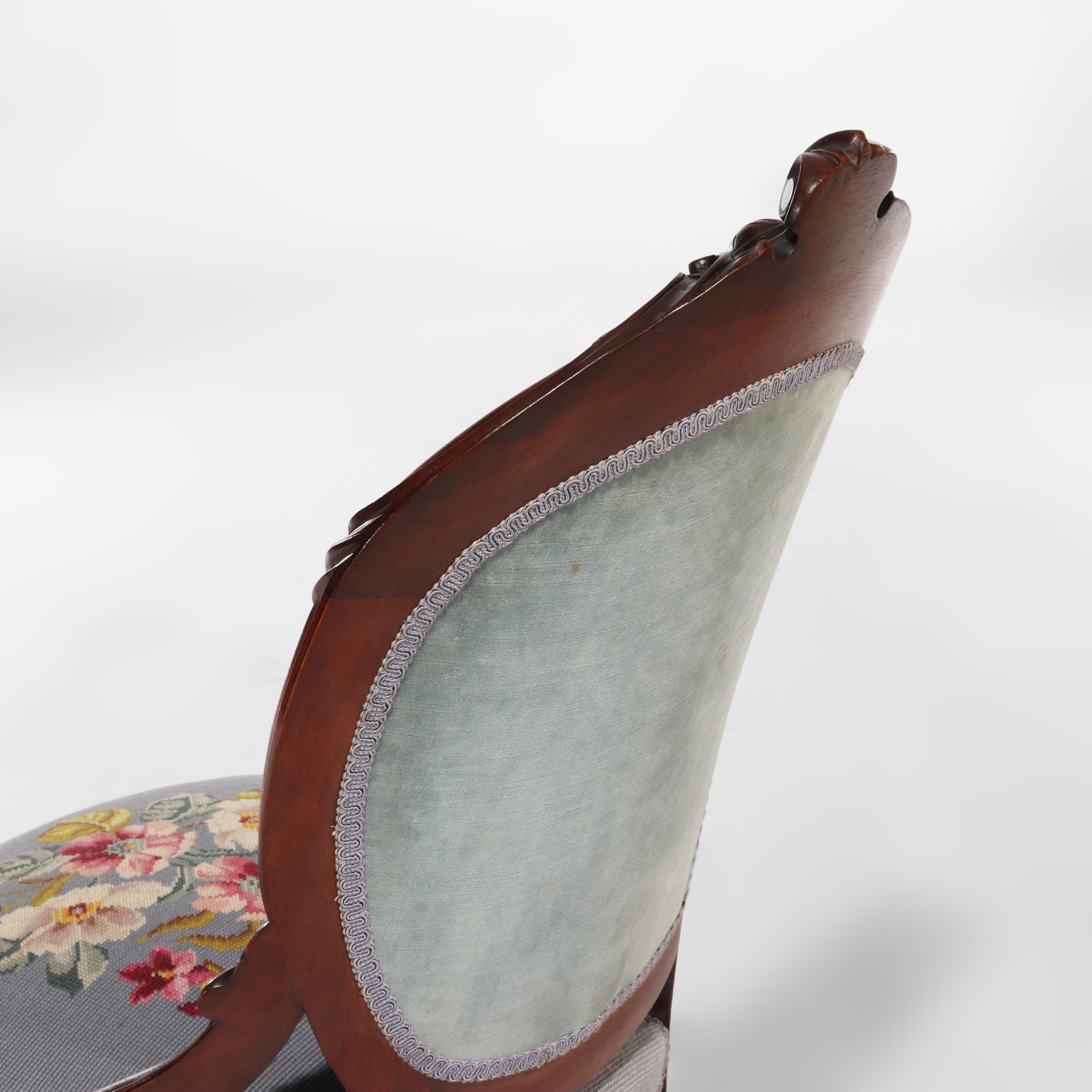 Quatre anciennes chaises de salon victoriennes en noyer sculpté et à décor floral à l'aiguille c1890 en vente 8