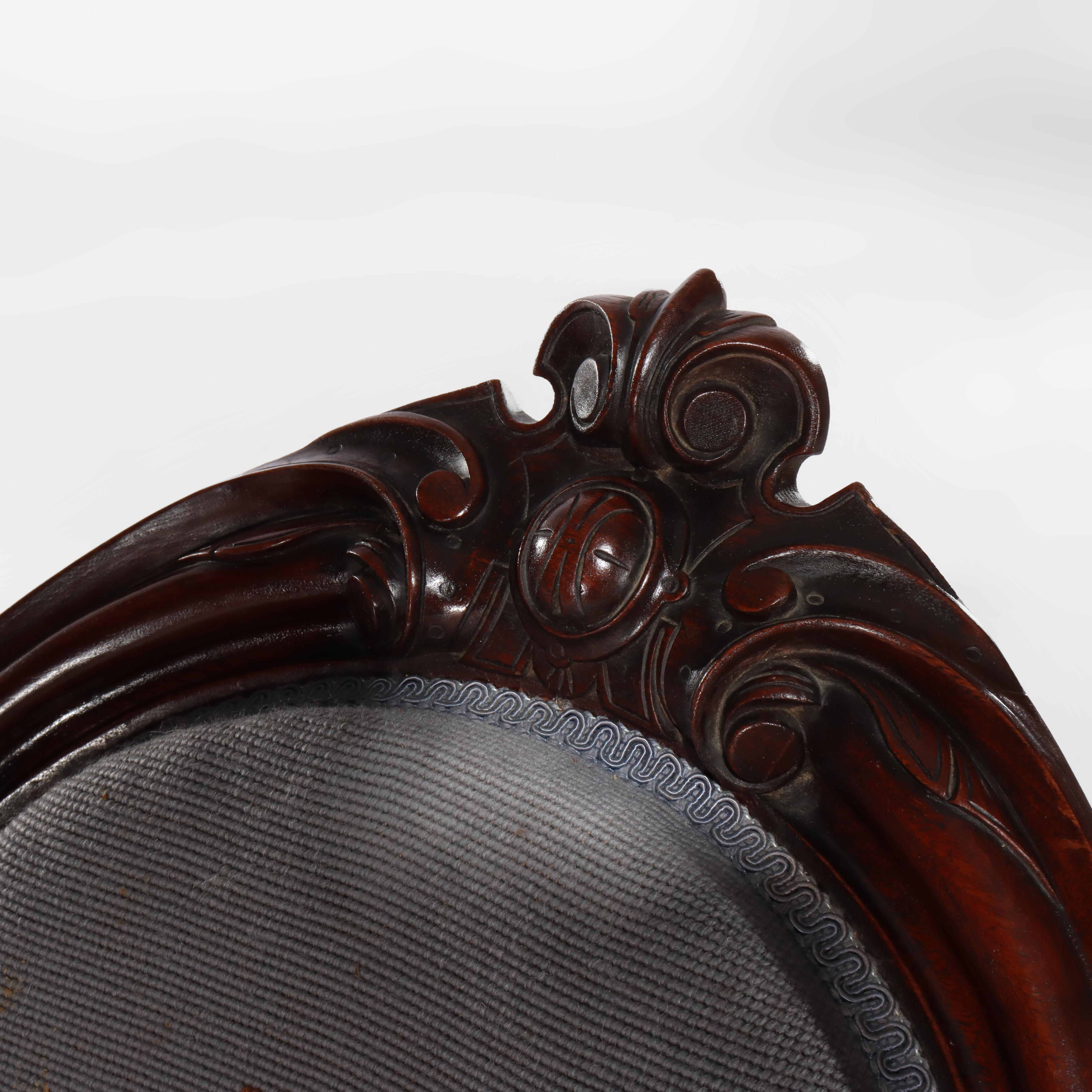 Quatre anciennes chaises de salon victoriennes en noyer sculpté et à décor floral à l'aiguille c1890 en vente 9