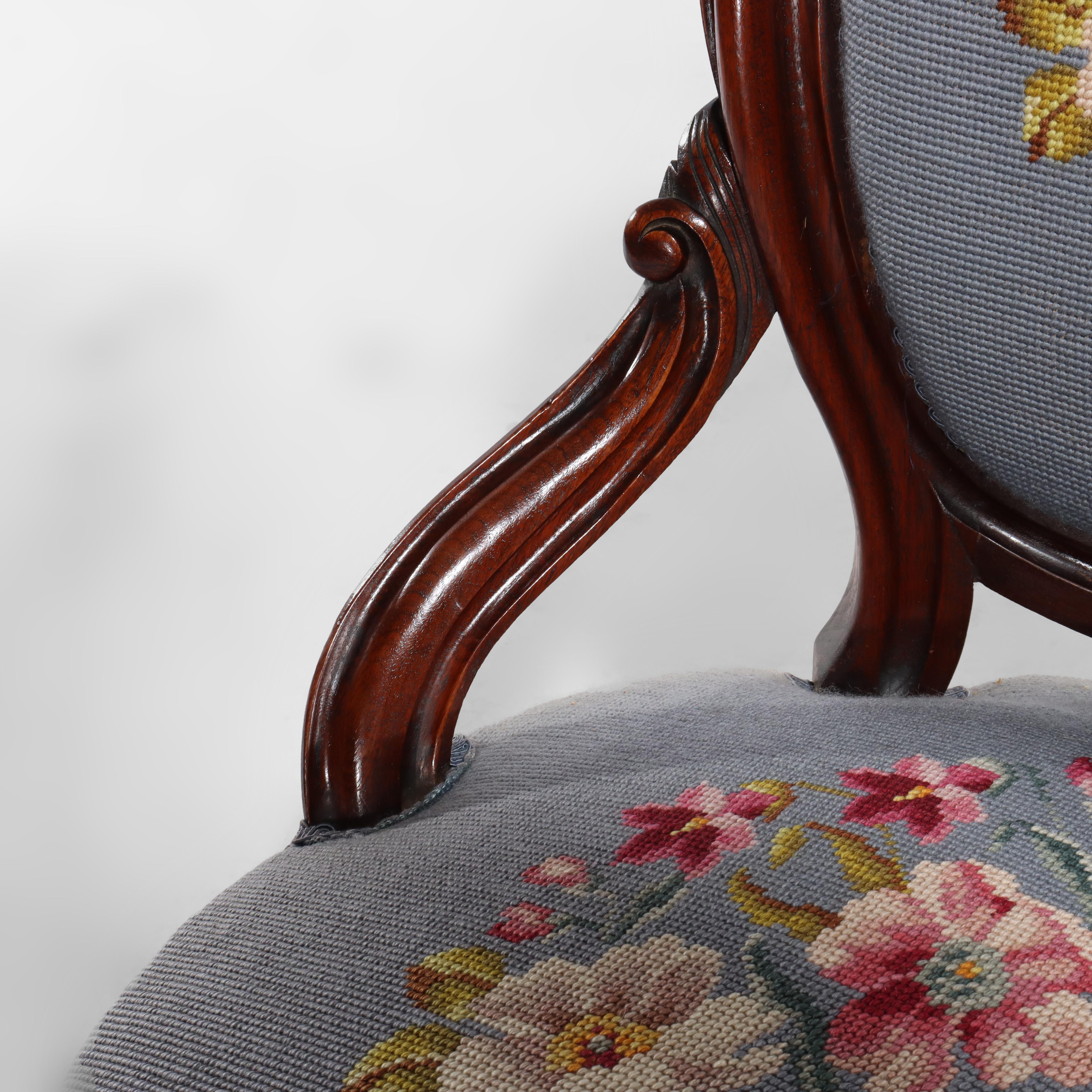 Quatre anciennes chaises de salon victoriennes en noyer sculpté et à décor floral à l'aiguille c1890 en vente 10