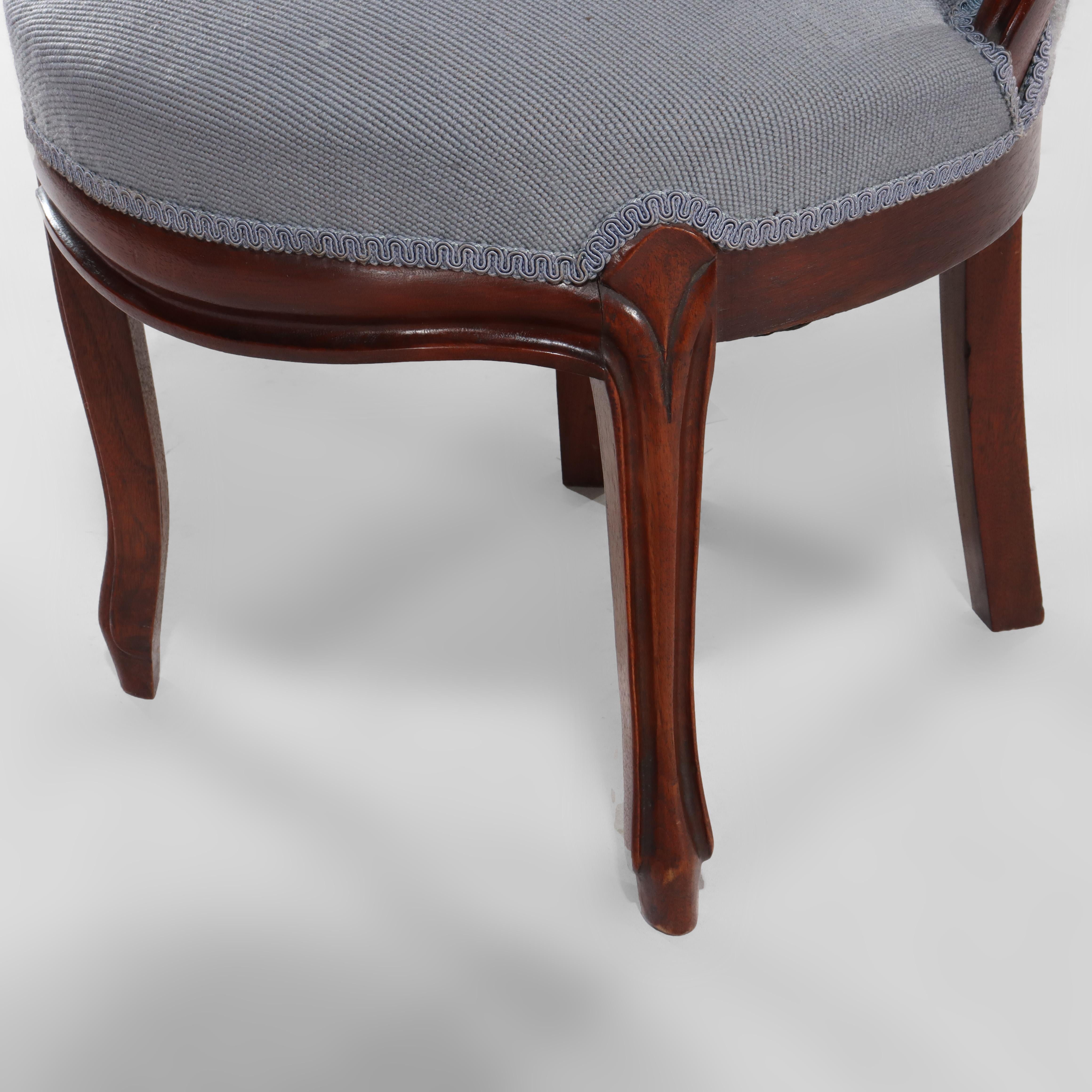Quatre anciennes chaises de salon victoriennes en noyer sculpté et à décor floral à l'aiguille c1890 en vente 11