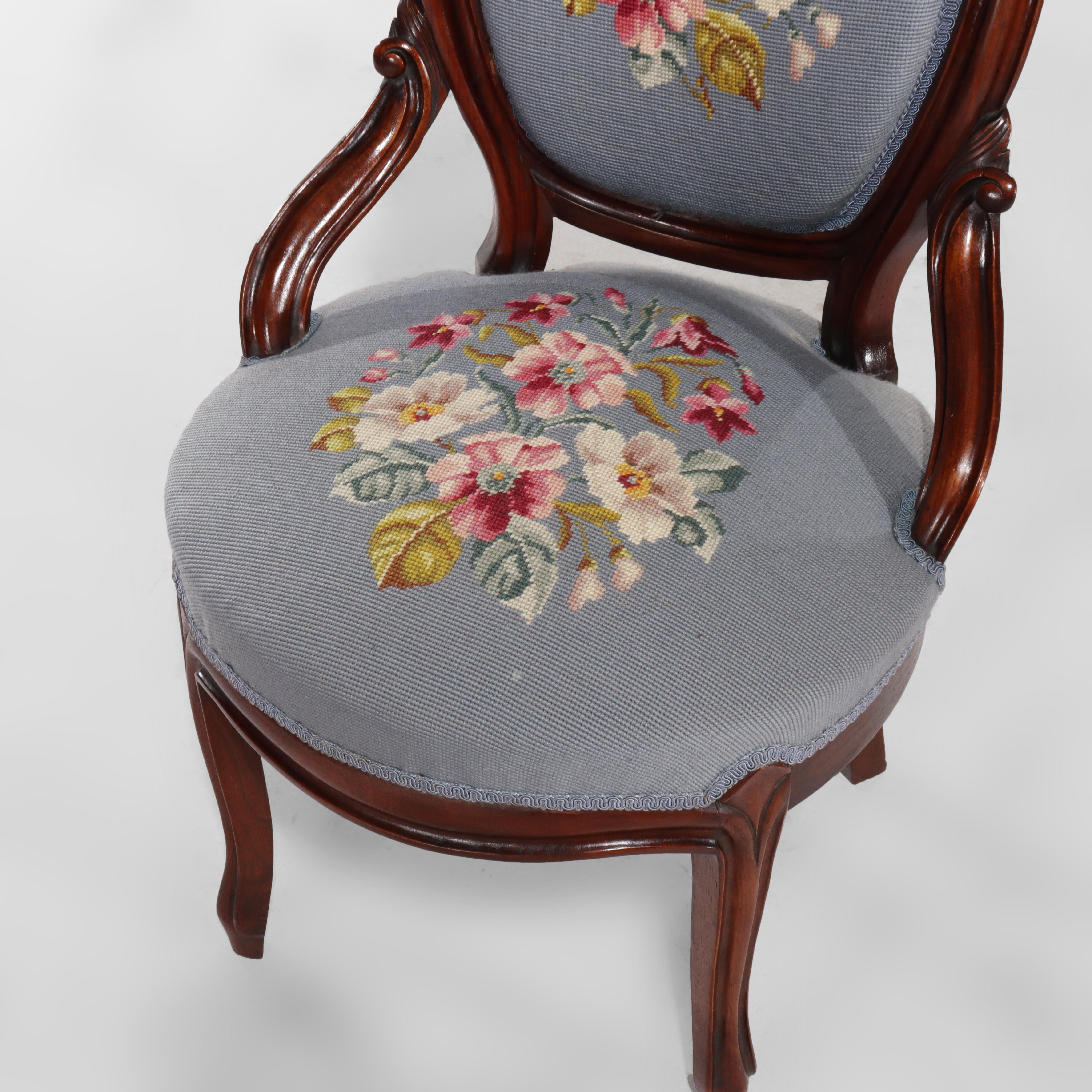 Quatre anciennes chaises de salon victoriennes en noyer sculpté et à décor floral à l'aiguille c1890 Bon état - En vente à Big Flats, NY