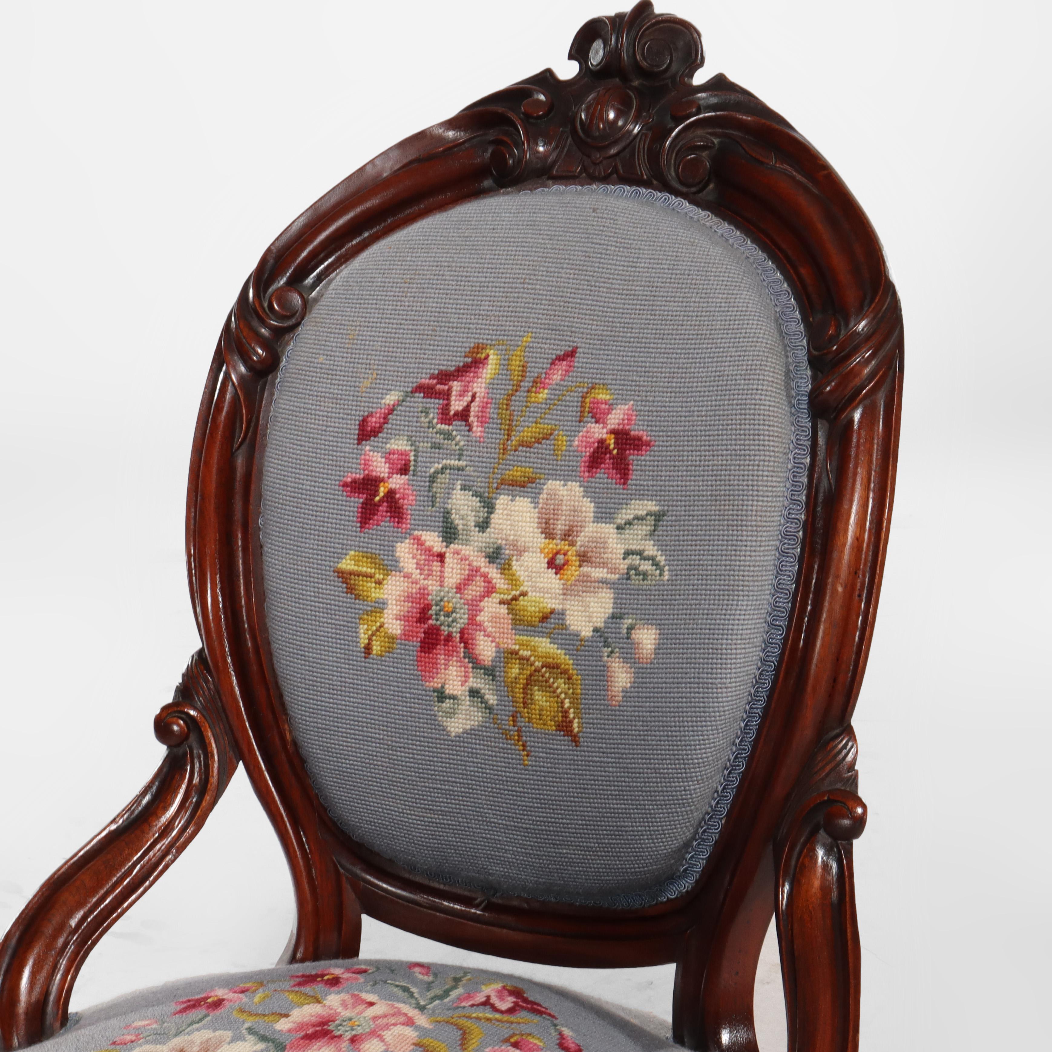 XIXe siècle Quatre anciennes chaises de salon victoriennes en noyer sculpté et à décor floral à l'aiguille c1890 en vente