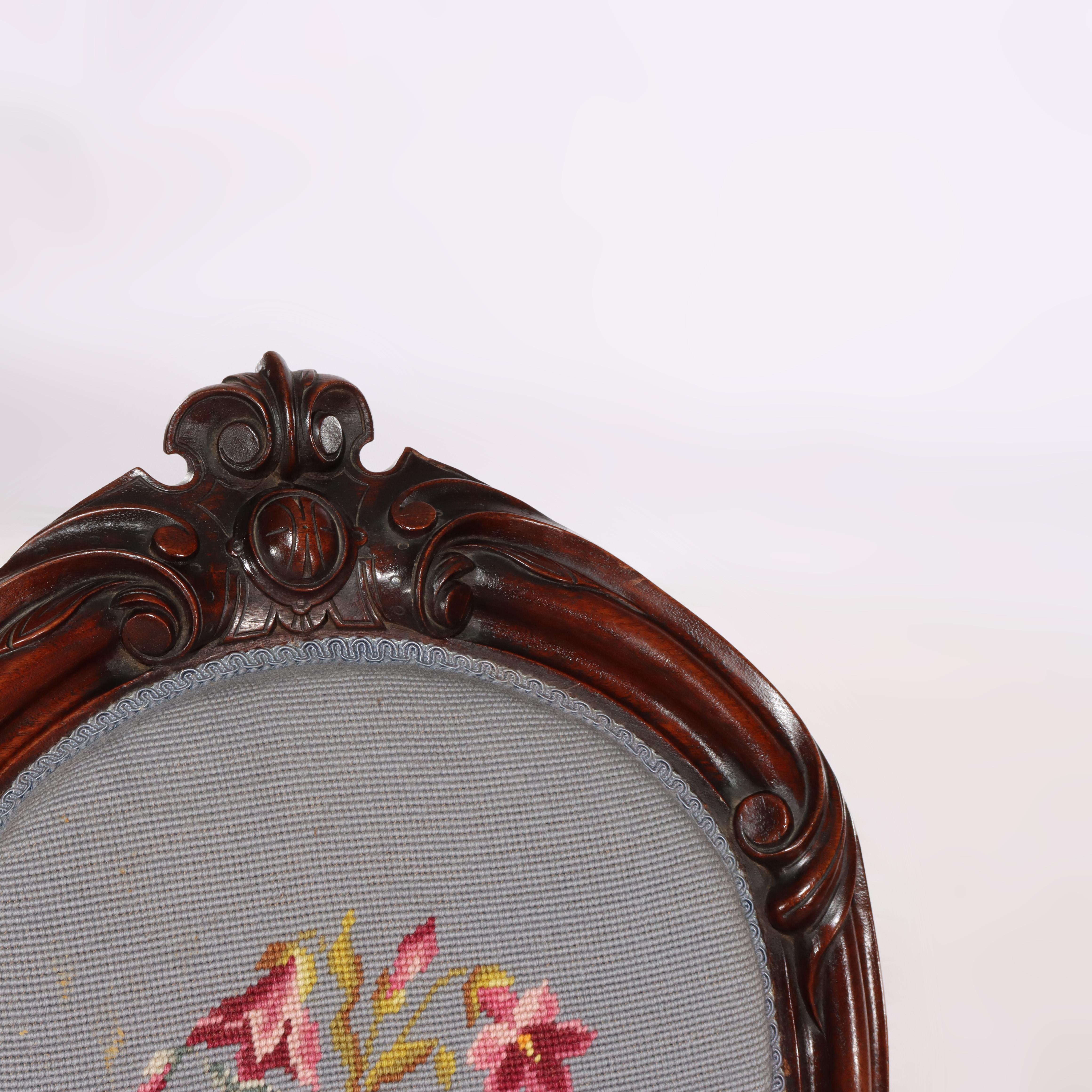 Noyer Quatre anciennes chaises de salon victoriennes en noyer sculpté et à décor floral à l'aiguille c1890 en vente