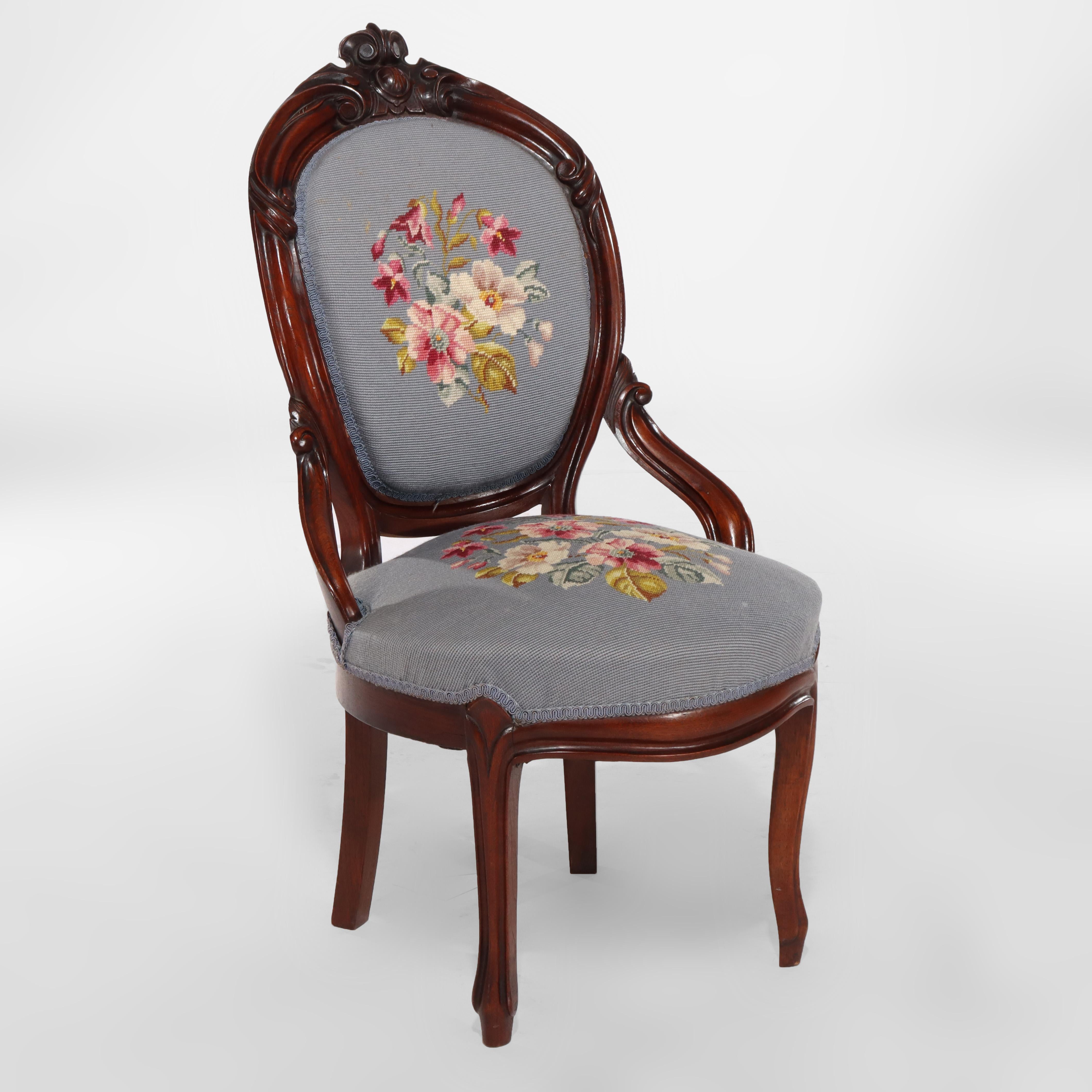 Quatre anciennes chaises de salon victoriennes en noyer sculpté et à décor floral à l'aiguille c1890 en vente 1