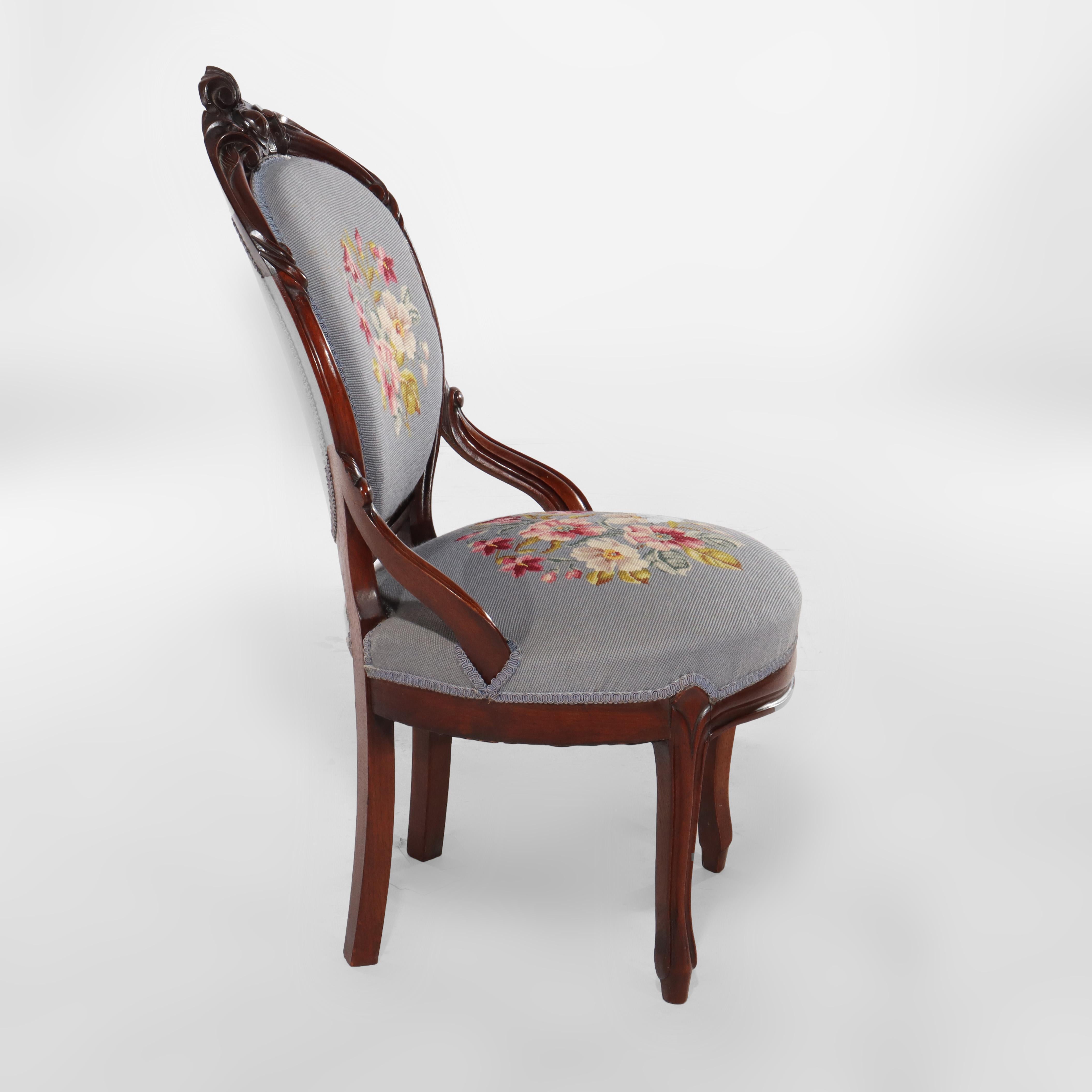 Quatre anciennes chaises de salon victoriennes en noyer sculpté et à décor floral à l'aiguille c1890 en vente 2