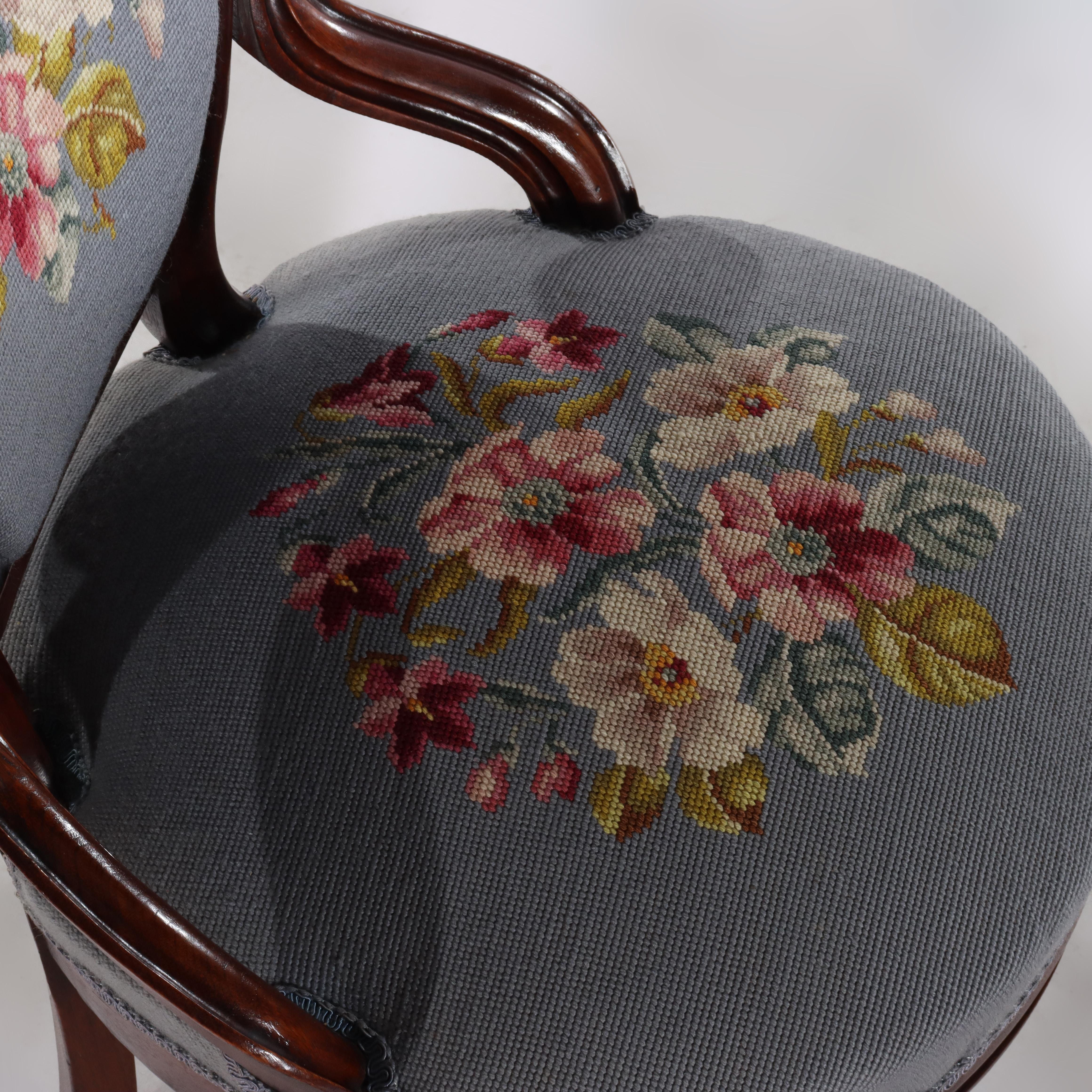Quatre anciennes chaises de salon victoriennes en noyer sculpté et à décor floral à l'aiguille c1890 en vente 3