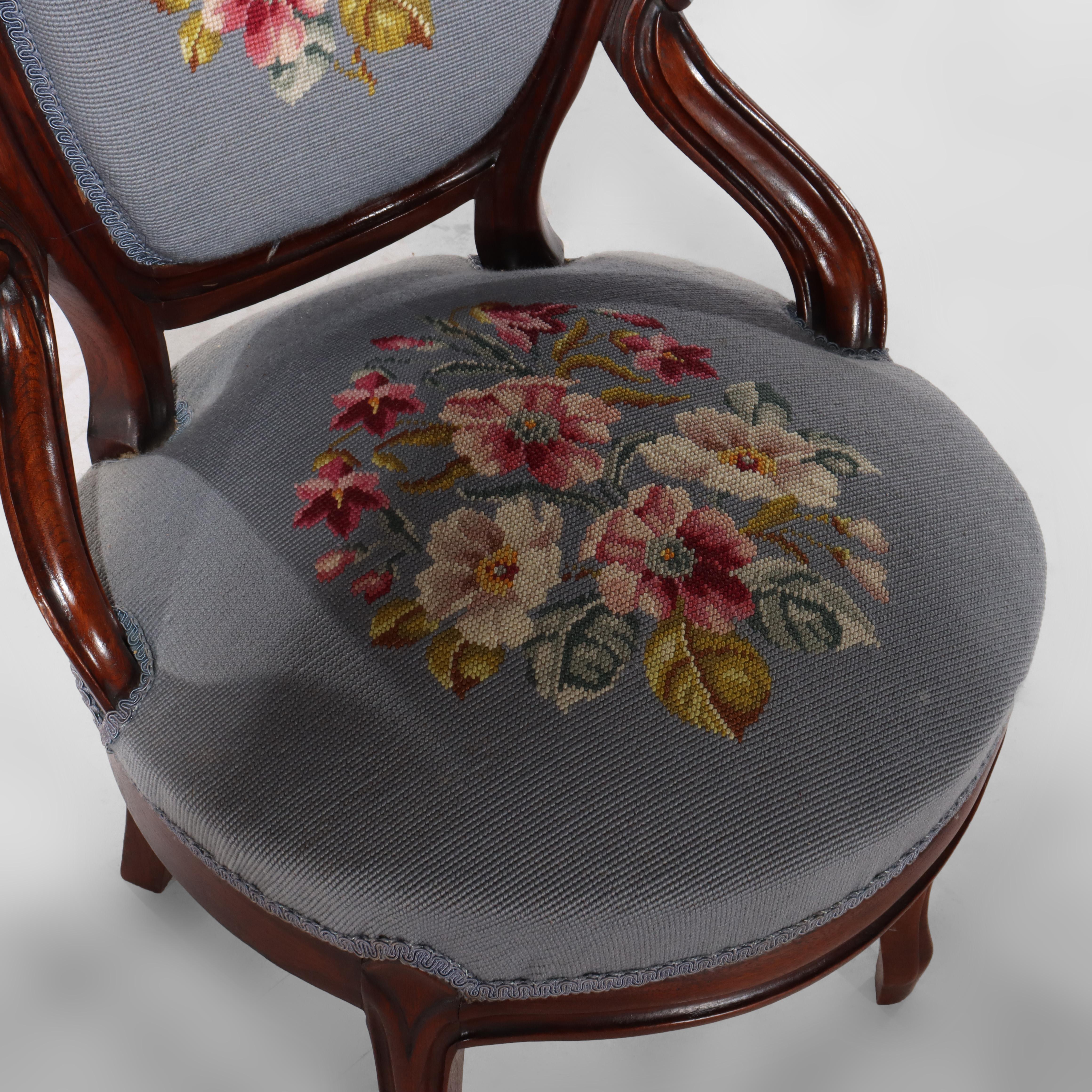 Quatre anciennes chaises de salon victoriennes en noyer sculpté et à décor floral à l'aiguille c1890 en vente 4