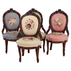 Quatre anciennes chaises de salon victoriennes en noyer sculpté et à décor floral à l'aiguille c1890