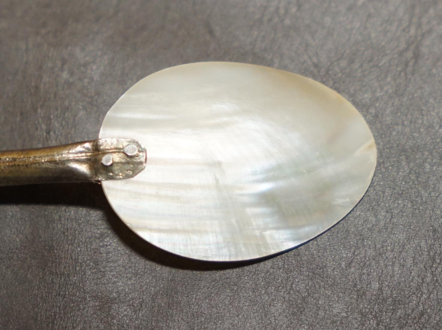 FOUR ANTIQUE ViCTORIAN MOTHER OF PEARL & STERLING SILVER TESTED SHELL TEA SPOONS For Sale 8