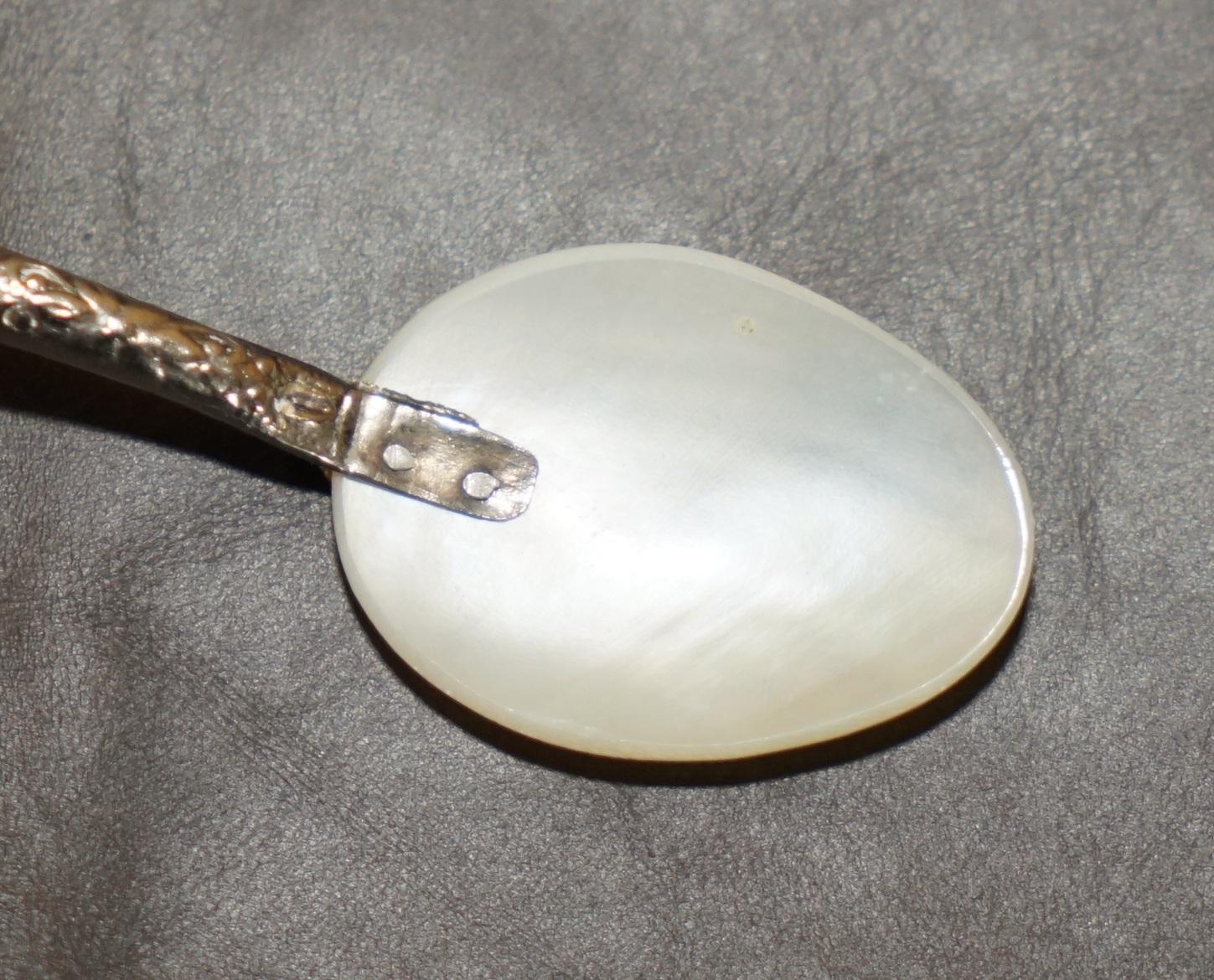 FOUR ANTIQUE ViCTORIAN MOTHER OF PEARL & STERLING SILVER TESTED SHELL TEA SPOONS For Sale 11