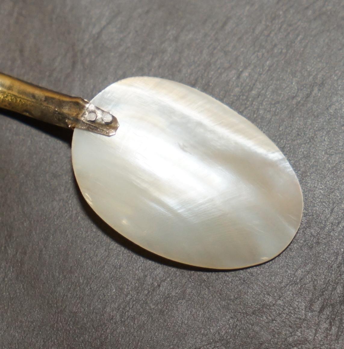 Argent sterling OUR MOUR ViCtorian MOTHER OF PEARL & STERLING SILVER TESTED SHELL TEA SPOONS en vente