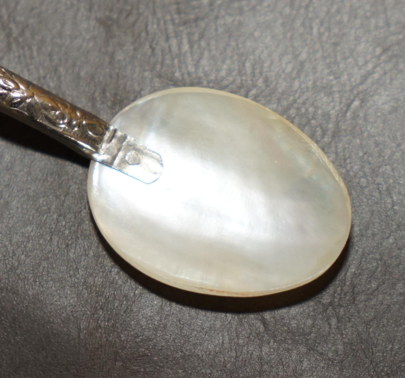 OUR MOUR ViCtorian MOTHER OF PEARL & STERLING SILVER TESTED SHELL TEA SPOONS en vente 2