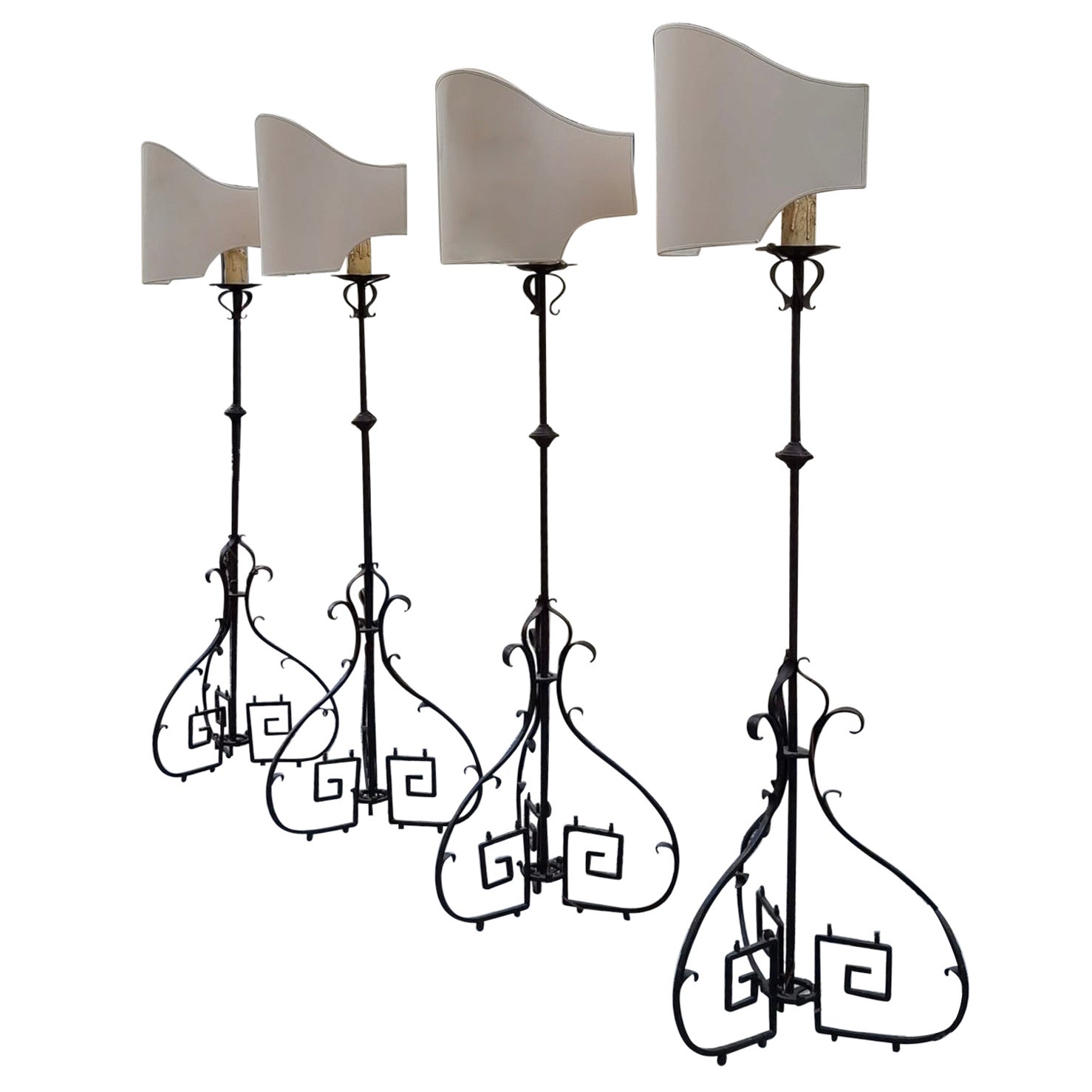 Quatre lampadaires ou chandeliers anciens en fer forgé pour château gothique ou monastère