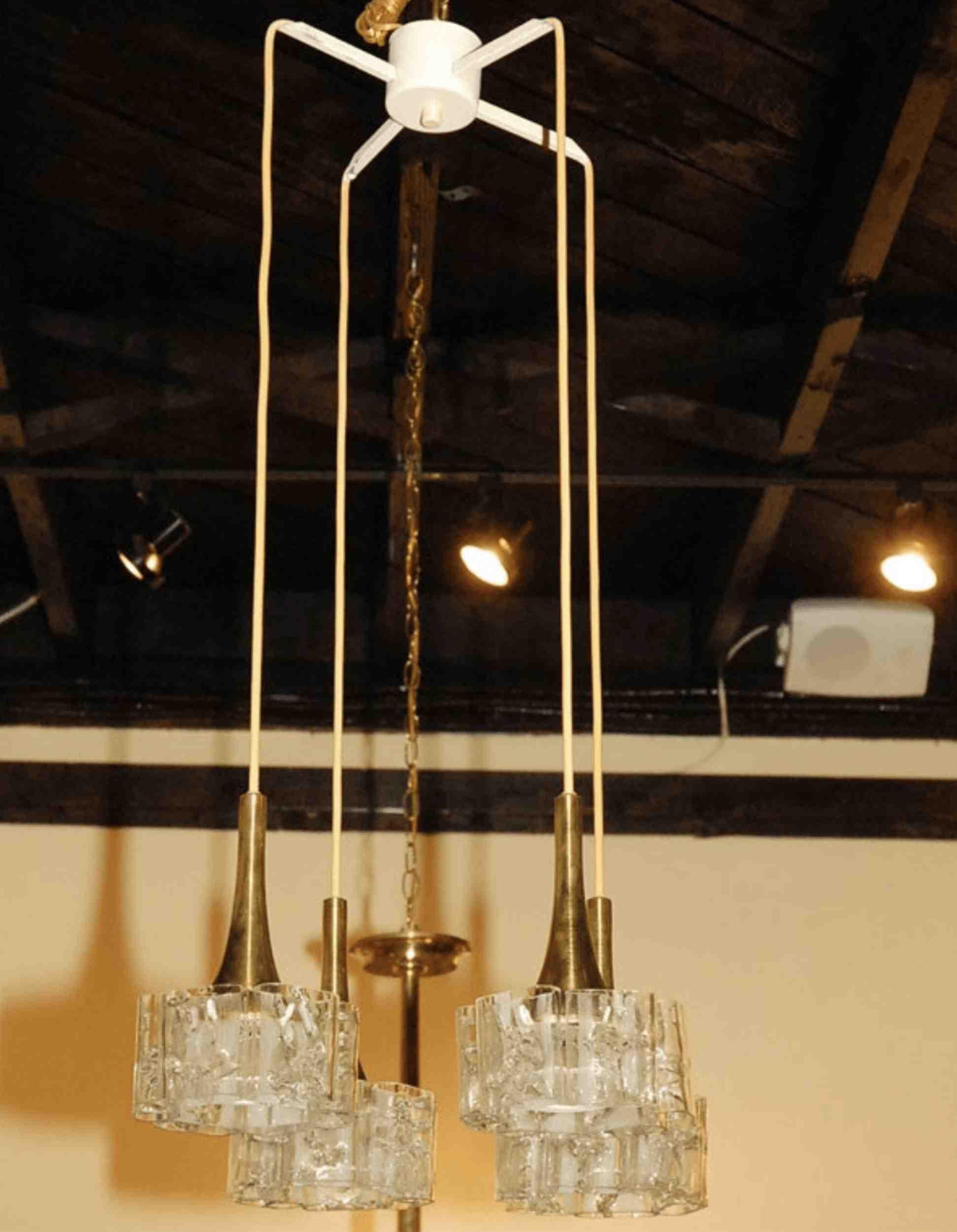 Lampadario a quattro bracci in ottone e vetro di Murano.