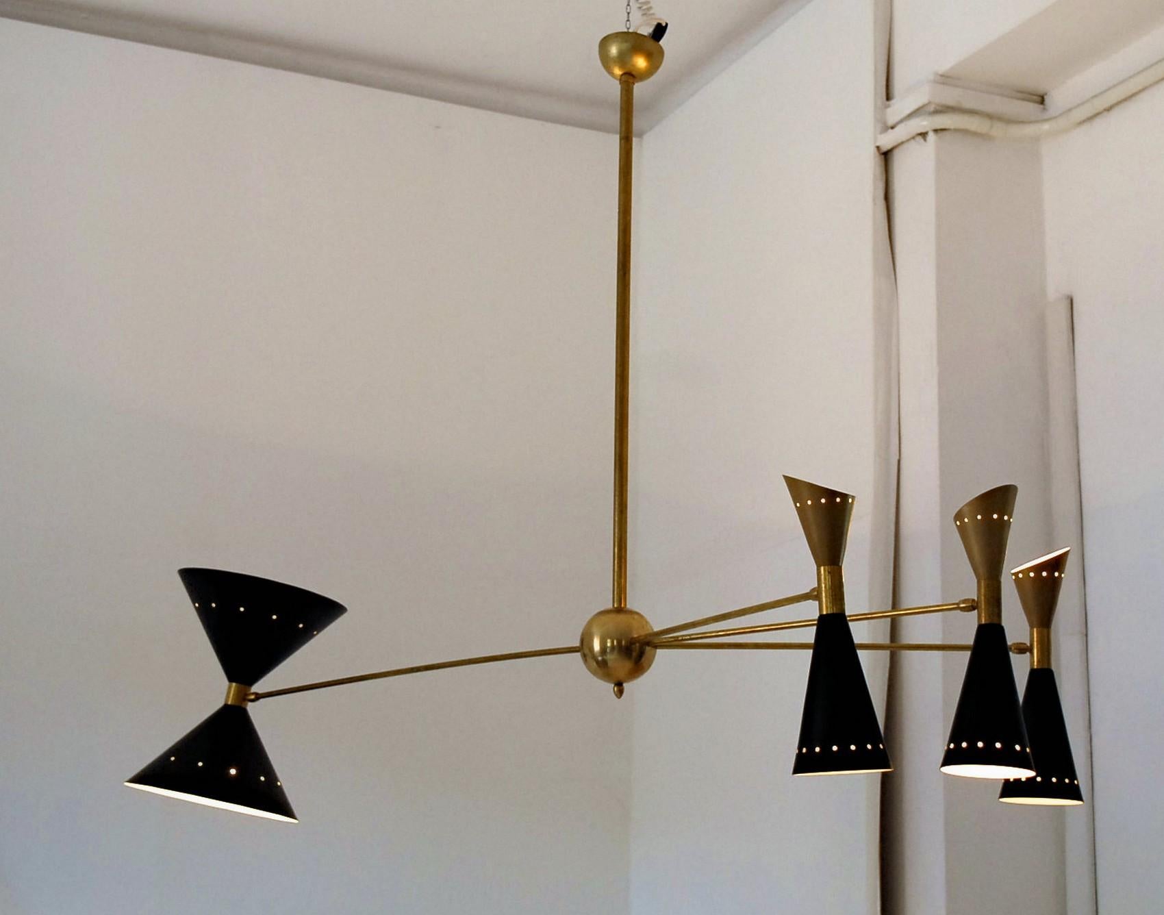 Vierarmiger asymmetrischer Kronleuchter aus Messing, schwarz-goldene schwarze, schwarze Schirmen, Stilnovo-Stil im Angebot 2