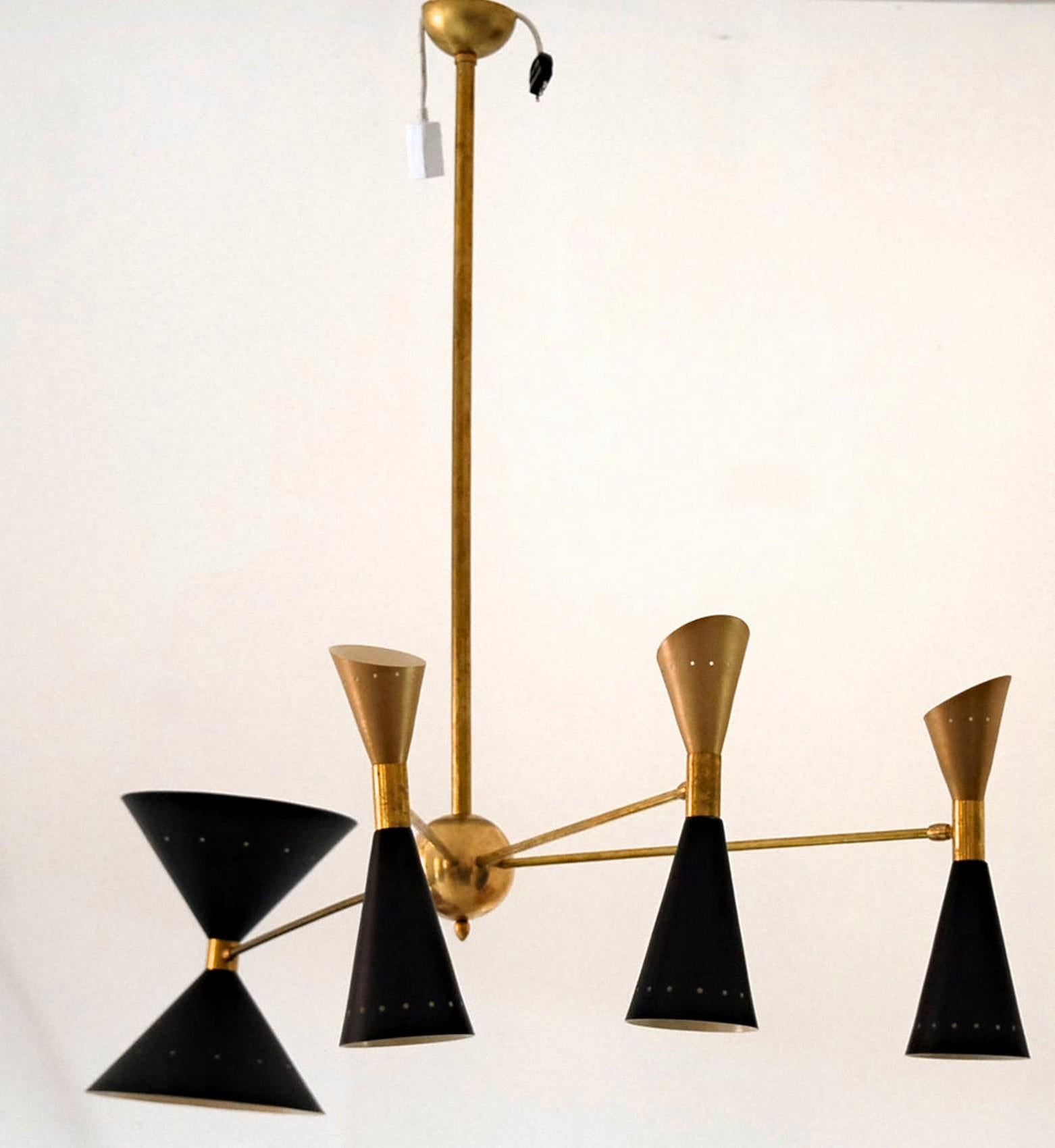 Vierarmiger asymmetrischer Kronleuchter aus Messing, schwarz-goldene schwarze, schwarze Schirmen, Stilnovo-Stil im Angebot 3