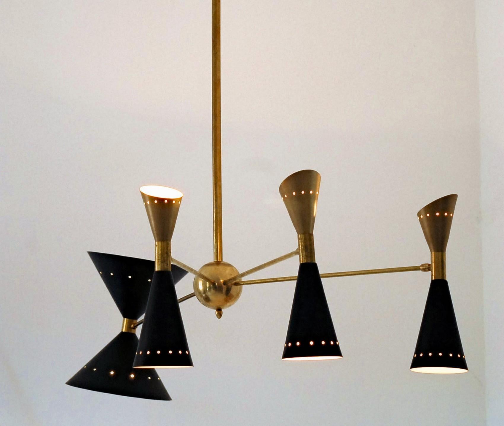 Vierarmiger asymmetrischer Kronleuchter aus Messing, schwarz-goldene schwarze, schwarze Schirmen, Stilnovo-Stil im Angebot 5