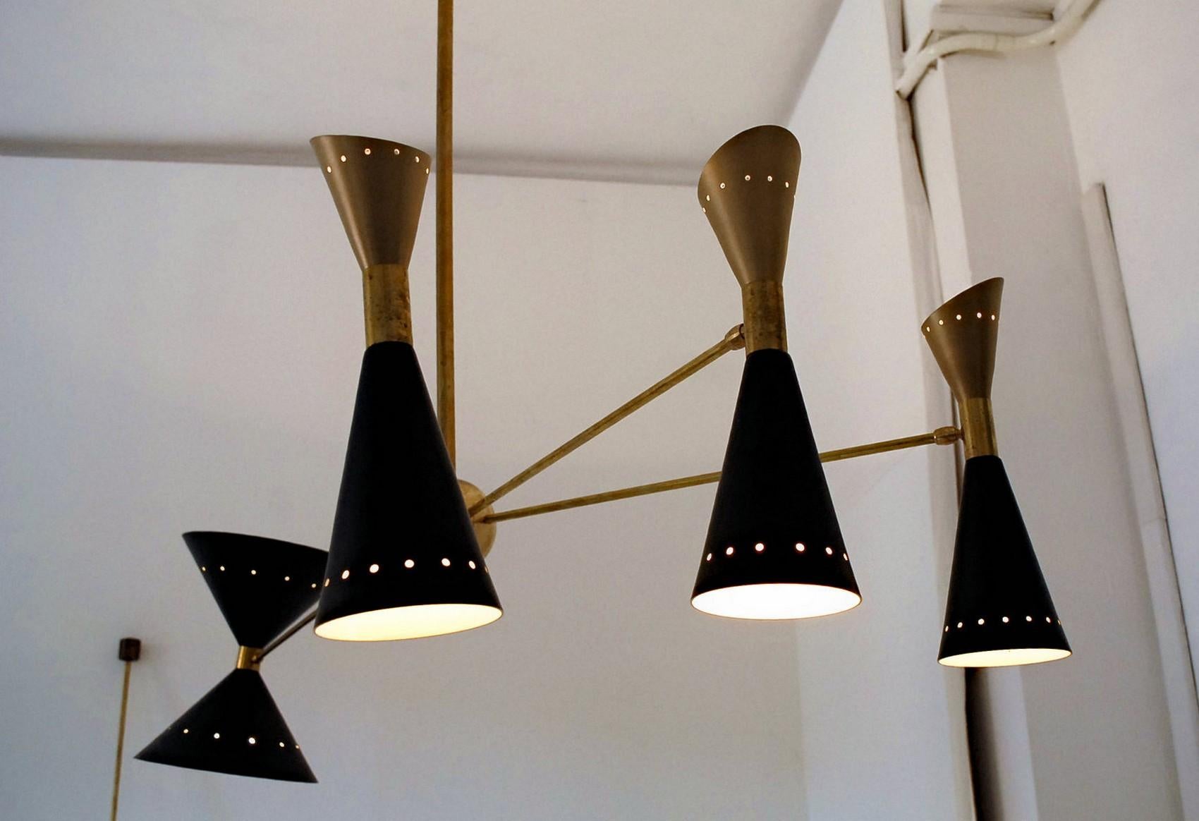 Vierarmiger asymmetrischer Kronleuchter aus Messing, schwarz-goldene schwarze, schwarze Schirmen, Stilnovo-Stil im Angebot 6