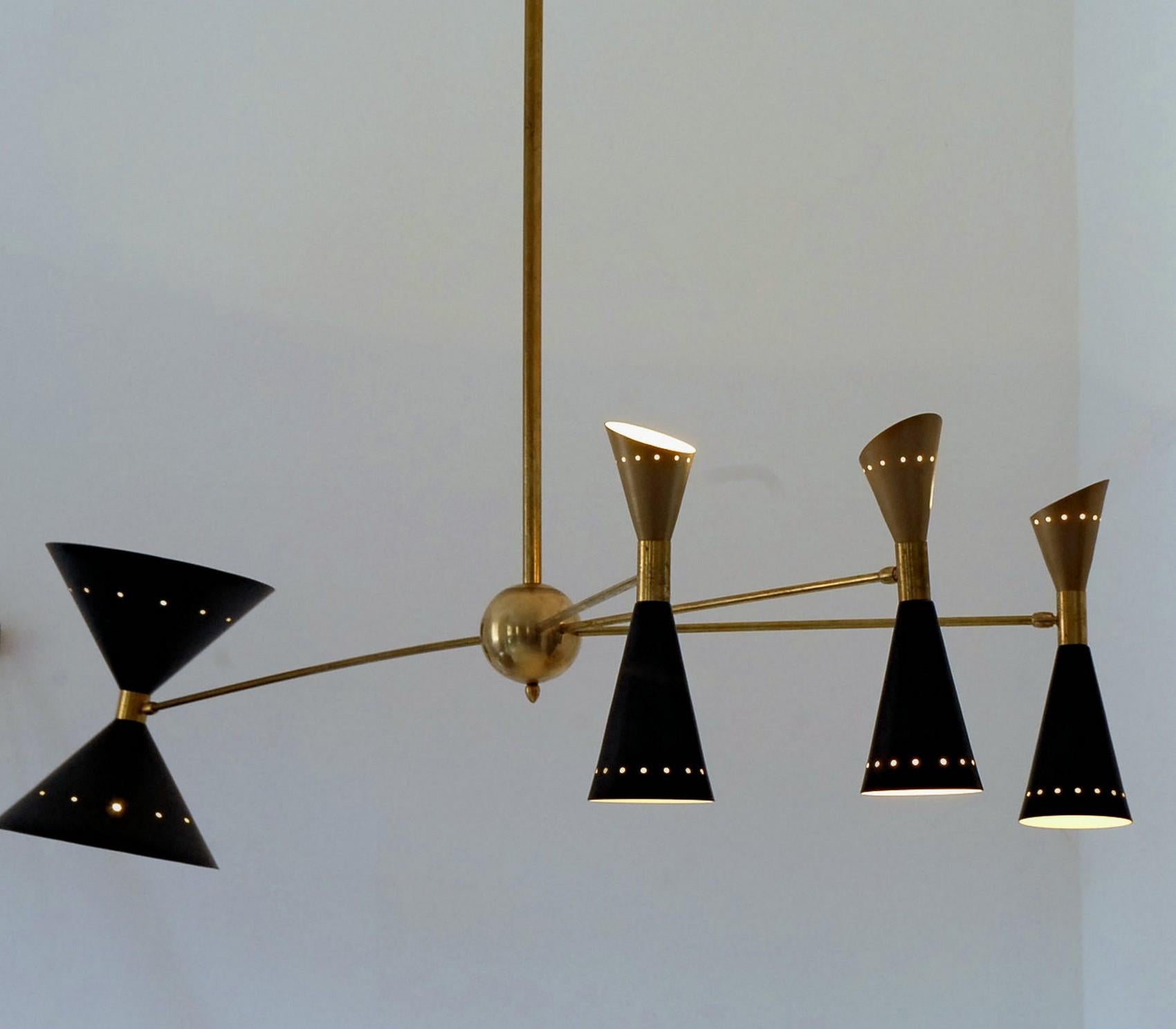 Vierarmiger asymmetrischer Kronleuchter aus Messing, schwarz-goldene schwarze, schwarze Schirmen, Stilnovo-Stil im Angebot 9