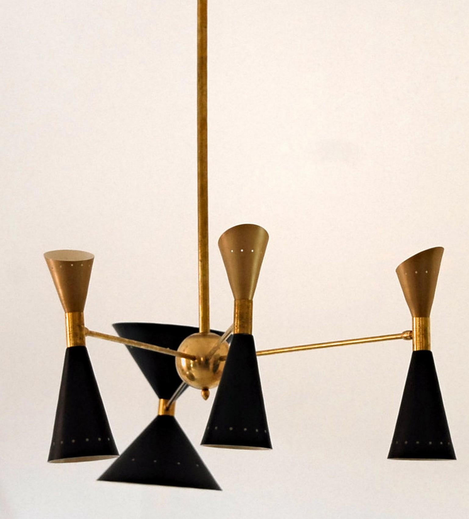 Vierarmiger asymmetrischer Kronleuchter aus Messing, schwarz-goldene schwarze, schwarze Schirmen, Stilnovo-Stil im Angebot 11