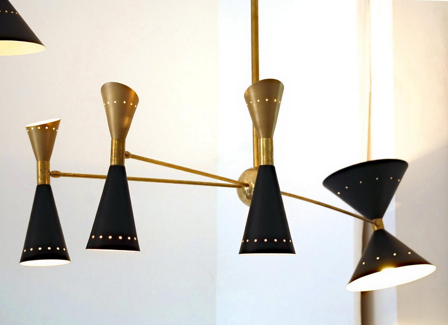 Vierarmiger asymmetrischer Kronleuchter aus Messing, schwarz-goldene schwarze, schwarze Schirmen, Stilnovo-Stil im Angebot 12
