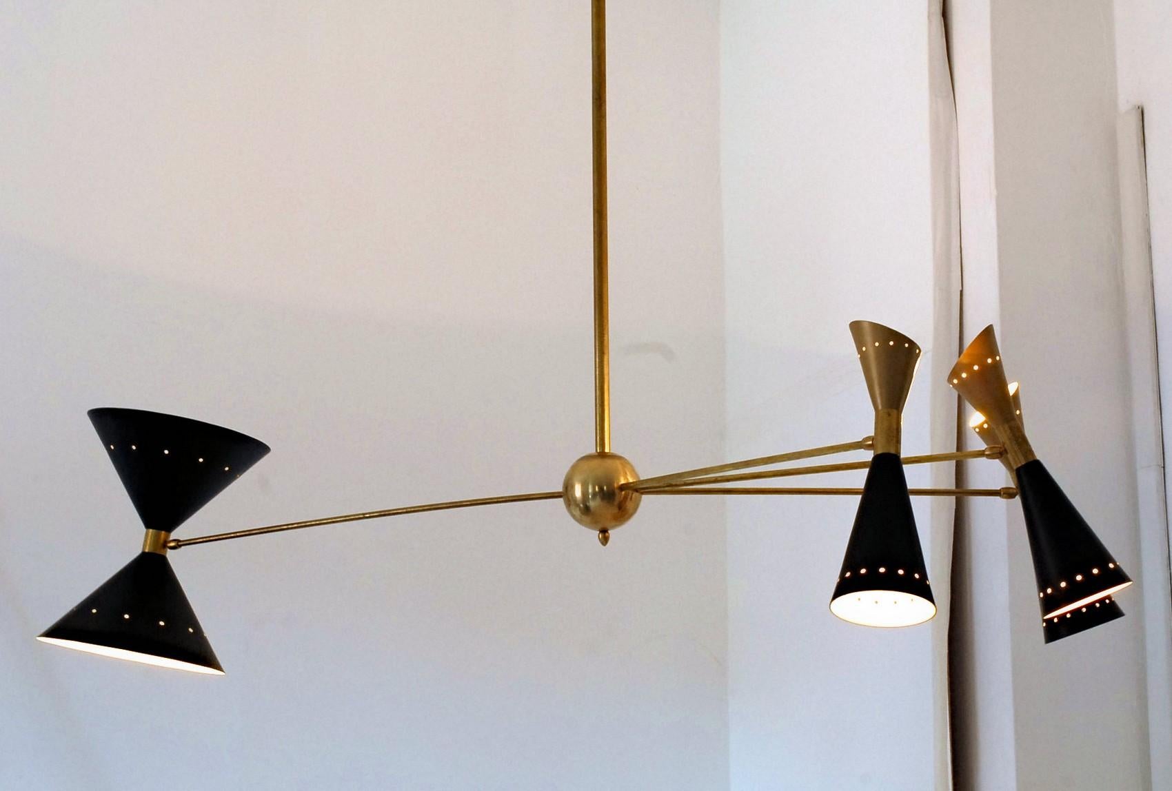 Vierarmiger asymmetrischer Kronleuchter aus Messing, schwarz-goldene schwarze, schwarze Schirmen, Stilnovo-Stil (Moderne der Mitte des Jahrhunderts) im Angebot