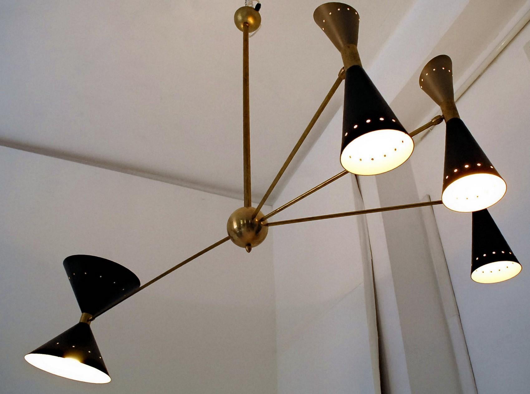 Mid-Century moderno Lampadario asimmetrico a quattro bracci in ottone, paralumi a perno in oro nero, stile Stilnovo in vendita