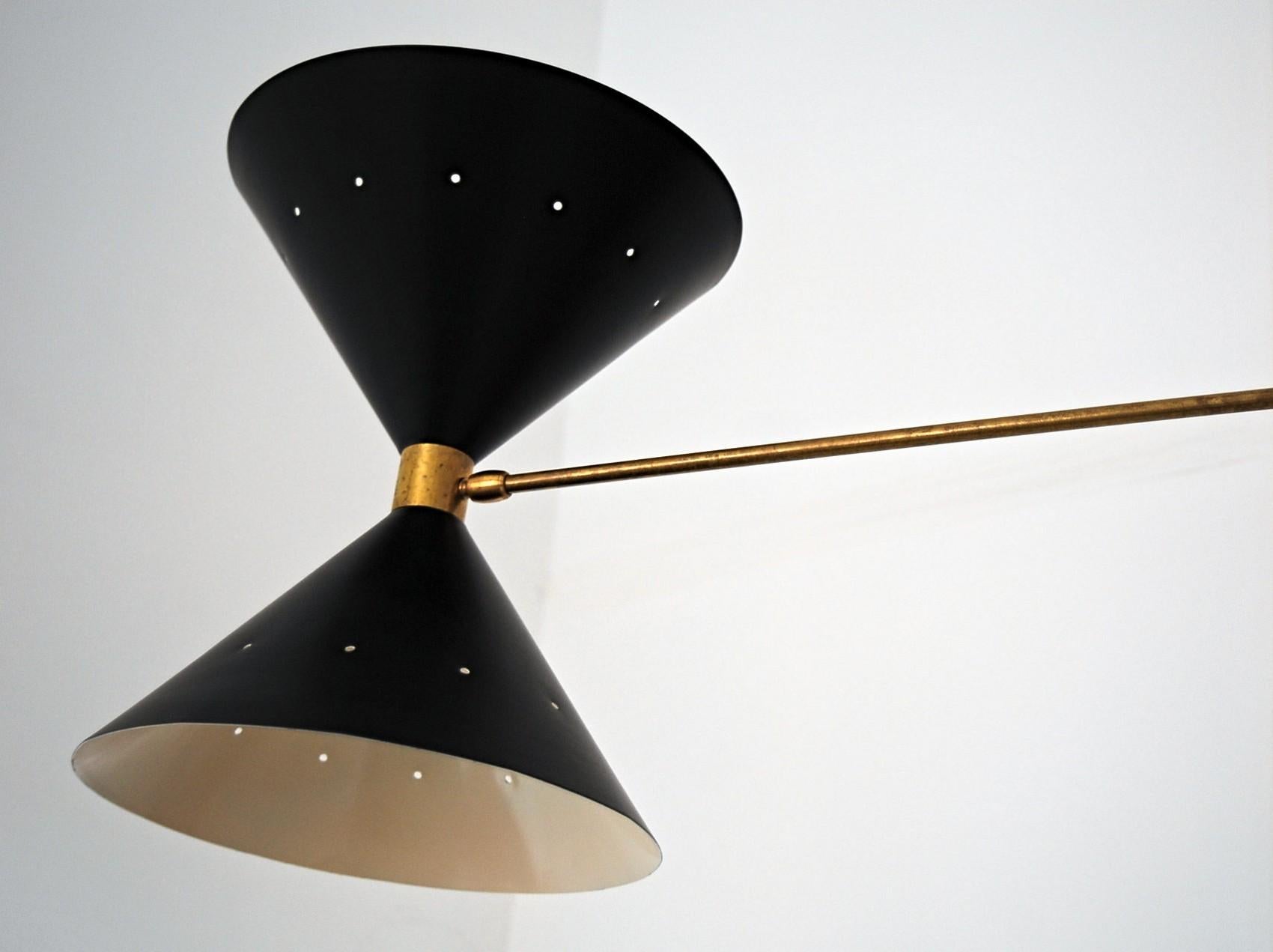 Vierarmiger asymmetrischer Kronleuchter aus Messing, schwarz-goldene schwarze, schwarze Schirmen, Stilnovo-Stil (21. Jahrhundert und zeitgenössisch) im Angebot